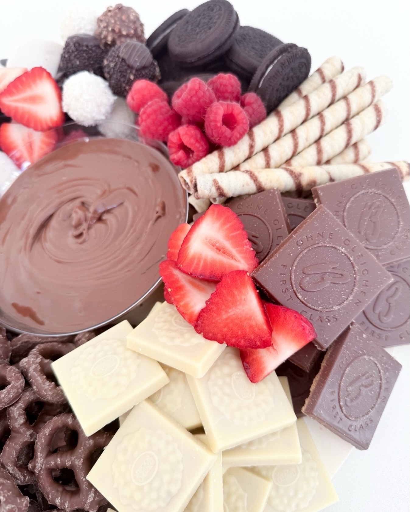 Our Dreaming in Chocolate board was made for those who believe dessert should be an experience! ♥️🍫
⠀⠀⠀⠀⠀⠀⠀⠀⠀
There’s milk chocolate, dark chocolate, white chocolate, chocolate-dipped pretzels, berries, cookies, and truffles - can you name something more delicious?
⠀⠀⠀⠀⠀⠀⠀⠀⠀
Pour yourself a glass of wine, or make an espresso martini and suddenly you have a night most would envy.