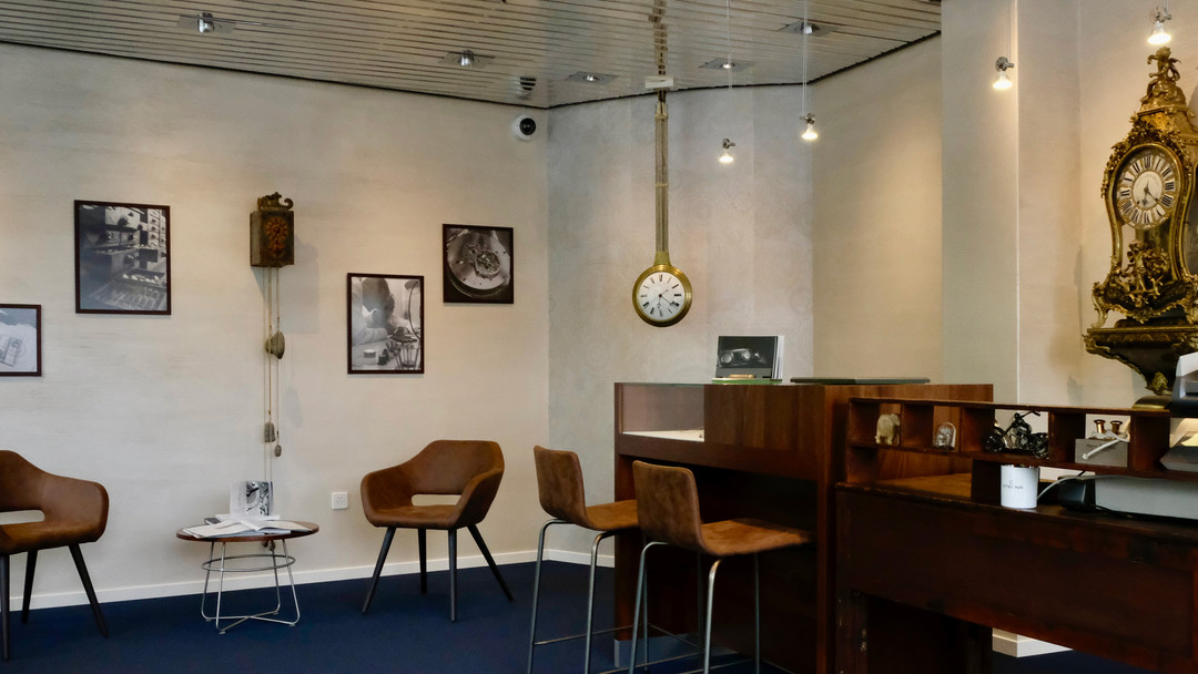 ⚠️ Eine Uhr kann man überall kaufen.
Unser Service macht jedoch den Unterschied! 👍🏻
Persönliche Beratung.
Fachkompetenz.
Eigene Werkstatt.
Langfristige Betreuung.
Denn wahre Qualität zeigt sich nicht nur am Handgelenk –
sondern auch im Service danach.
Erleben Sie den Unterschied bei Jenni Uhren AG.
#ServiceExzellenz #Uhrenliebe #SwissWatchmaking #Kompetenz #Vertrauen #Zürich