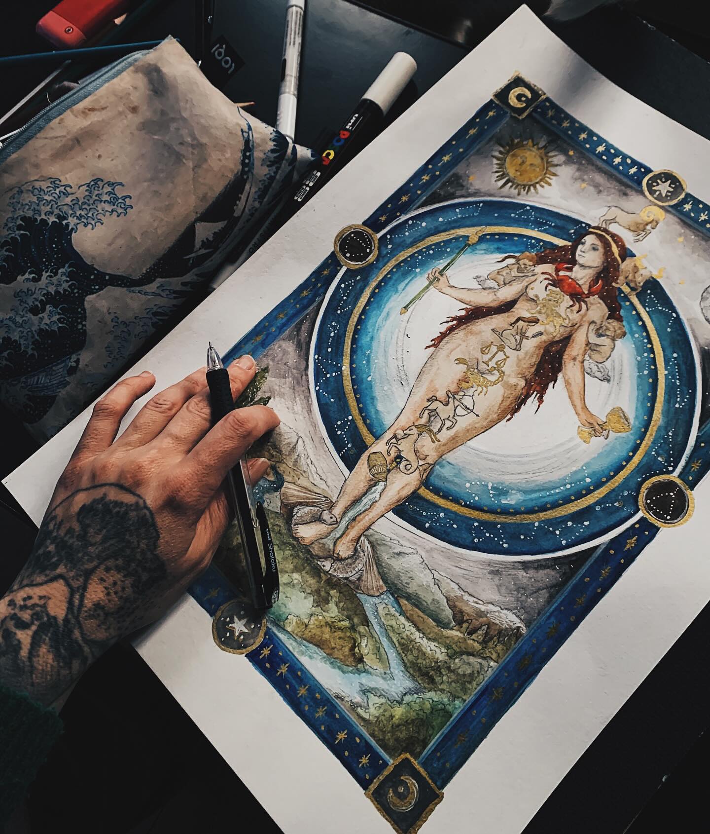 Dernière ligne droite : J-4 avant la fin de l’aventure ! ✨
Voici une pièce très spéciale que je souhaitais vous partager pour la fin 🥹: Un Signorum Homo.
Dans l’astrologie ancienne, ce « corps cosmique » montre comment les étoiles et les signes influencent chaque partie de notre être. Pour moi, ce dessin est devenu bien plus qu’une illustration pour le Tarot Originel.
Il symbolise notre aventure , je suis tellement heureuse du résultat ❤️
Chacun(e) d’entre vous est une étoile de ce système. Sans votre soutien, ce corps n’aurait pas de mouvement.
Si nous atteignons ensemble l’objectif des 300 préventes, même si la tâche est ardue ,j’ai décidé de marquer le coup :
UN TIRAGE COLLECTOR OFFERT À TOUS LES CONTRIBUTEURS !
tout le monde recevra ce dessin en version print collector pour fêter notre réussite collective.
je crois que c’est le moment ou jamais de rejoindre la constellation du Tarot Originel et d’en parler autour de vous ! 🚀
👉 Le lien est dans ma bio pour précommander votre exemplaire ! Je ne remercierais jamais assez tous ceux qui me font confiance, Marine #signorum #astrology #tarot