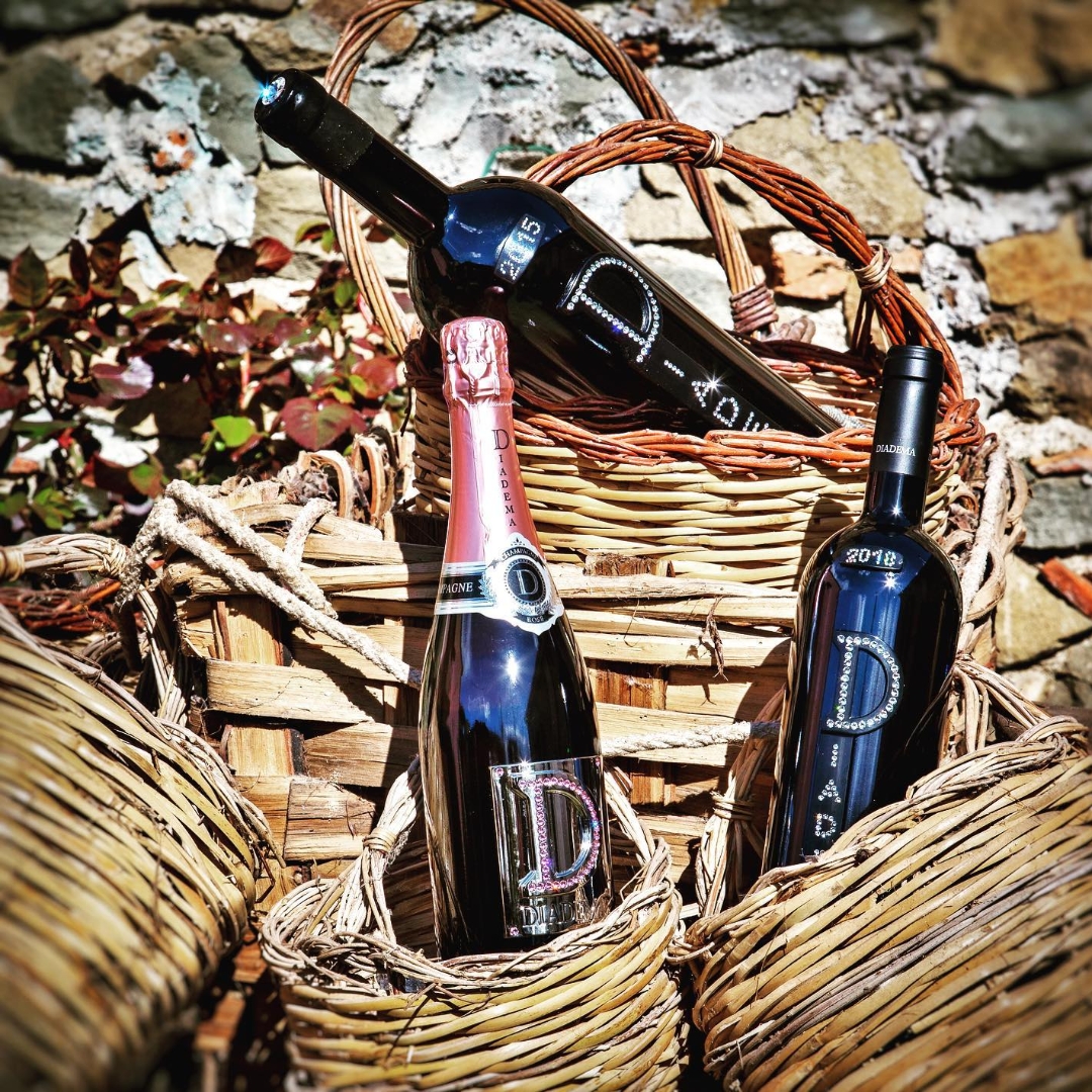 Sparkle. Sip. Repeat.
Dripping in Swarovski crystals and crafted to captivate 💎
These showstopping bottles from Diadema redefine wine luxury. Where bold Tuscan winemaking meets couture-level design, every pour is as dazzling as the bottle itself.
Because great wine should always shine.