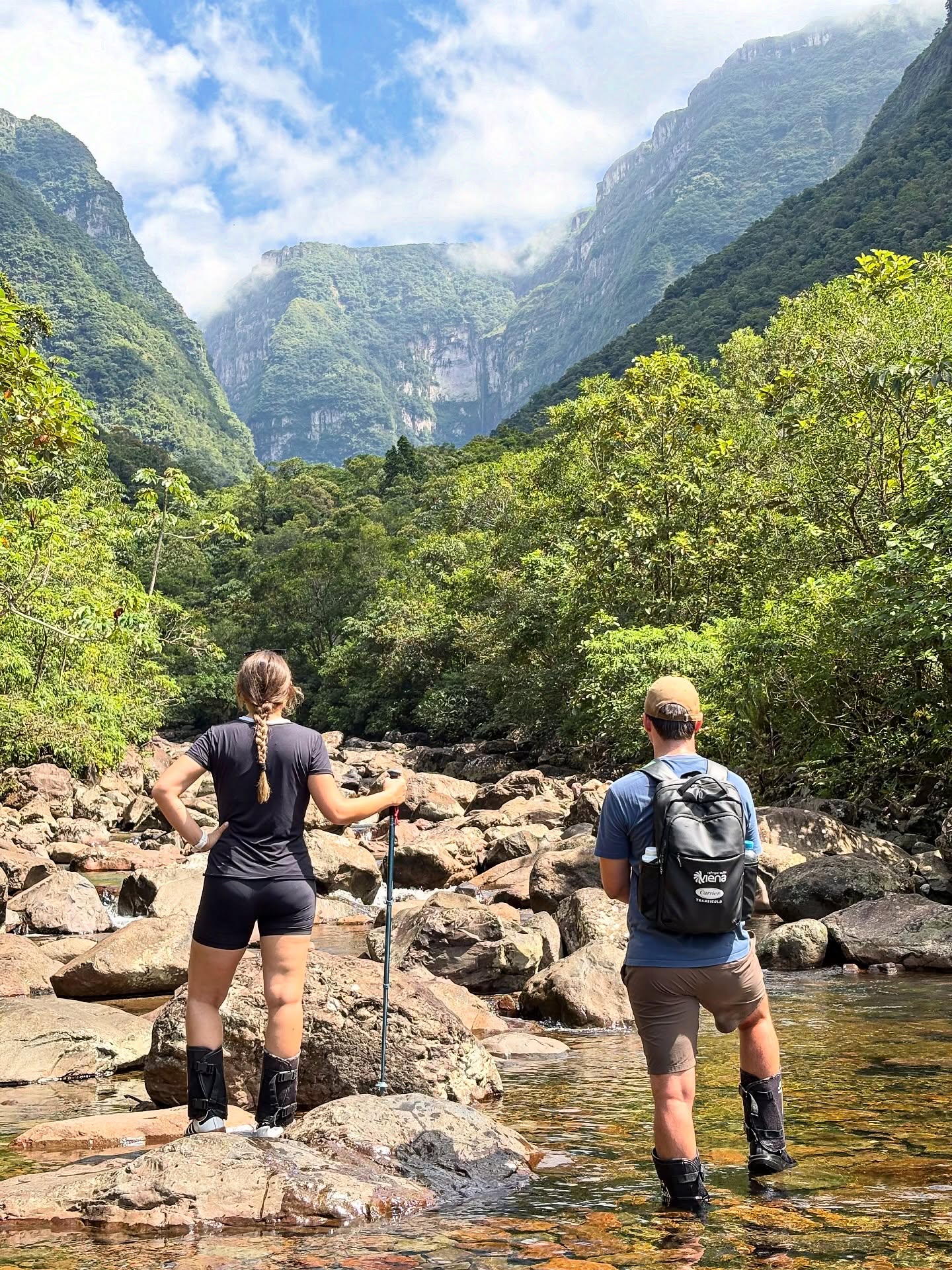 Trilha piscinas do Malacara, uma caminhada pelo interior do cânion malacara no Parque Nacional da Serra Geral com duração média de 3 a 4 horas com paradas para banhos de rio em águas cristalinas, travessias molhadas e muita caminhada na pedra pelo leito do rio.
Passeio indicado para toda a família. Com nível fácil a moderado.
Saídas diárias as 09:00h e as 14:00h
Saiba mais informações acessando o link da bio.
#canyonsdosul #santacatarina #turismonosul #canion #trilhas