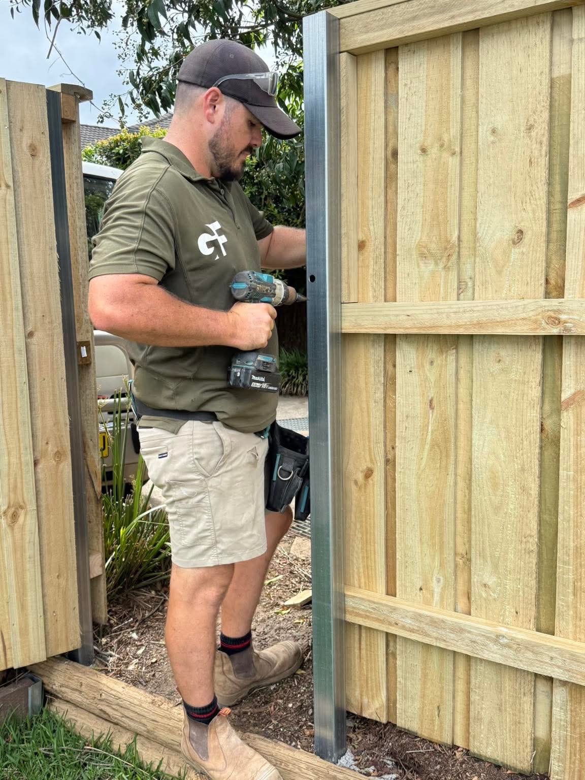 New lapped & capped timber fence installed — built for strength and finished to complement the customers property in Stanhope Gardens NSW
#lappedandcappedfence #timberfence