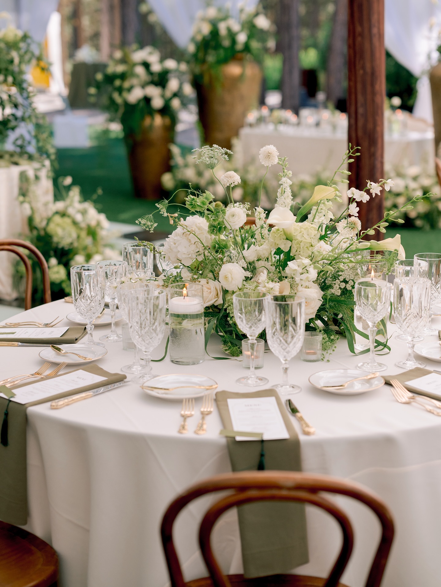 From breathtaking florals to charming decor elements, every little piece tells your love story.
📷: @heatherkincaidphoto