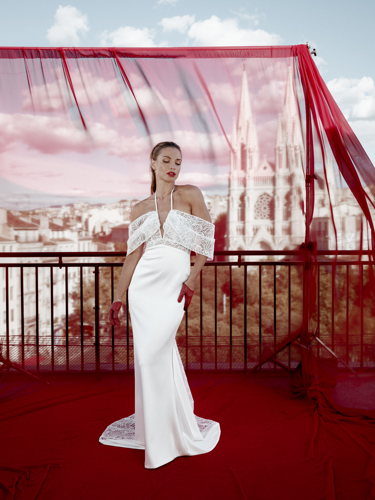 Analyse morpho : Robe de mariée LOUISE ✨
Parler de morphologie, ce n’est jamais parler de poids, de taille ou de normes.
C’est avant tout une question de lignes, d’équilibre… et de bien-être dans sa robe.
La robe Louise accompagne particulièrement les morphologies X, A et 8.
Sa coupe souligne la taille avec délicatesse, suit les courbes sans les contraindre et laisse au corps toute sa liberté de mouvement.
Le sur-mesure, c’est créer une robe qui sublime sans corriger, qui enveloppe sans enfermer, et qui devient une évidence dès qu’on l’enfile.
📩 Envie d’essayer Louise ou d’imaginer ta robe sur-mesure ? Réserve ton essayage via le lien en bio.
👉 Et si ta morphologie n’est pas X, A ou 8, reste attentive ! Le prochain post morpho sera dédié à d’autres silhouettes 🤍
#robedemarieesurmesure #moderndress #weddingdress #conseilsmorpho