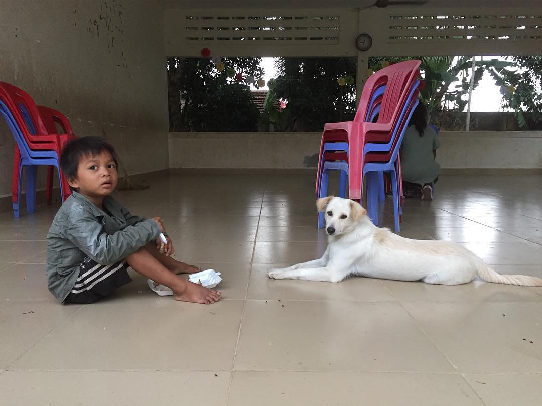 A young boy & a survival/ comfort dog at a @sreykasmile shelter today. #cutnessalert #nonprofit #childrenshelter #survivaldog #interngopartnership #ngo #toddlers #endpoverty #familyplanning #health #care #hygiene #education #chidren #kids #dog #cuteness #love #fun #smiles #hugs #laugthers #khmernewyear2018 #khmer #doinggoodfeelsgood