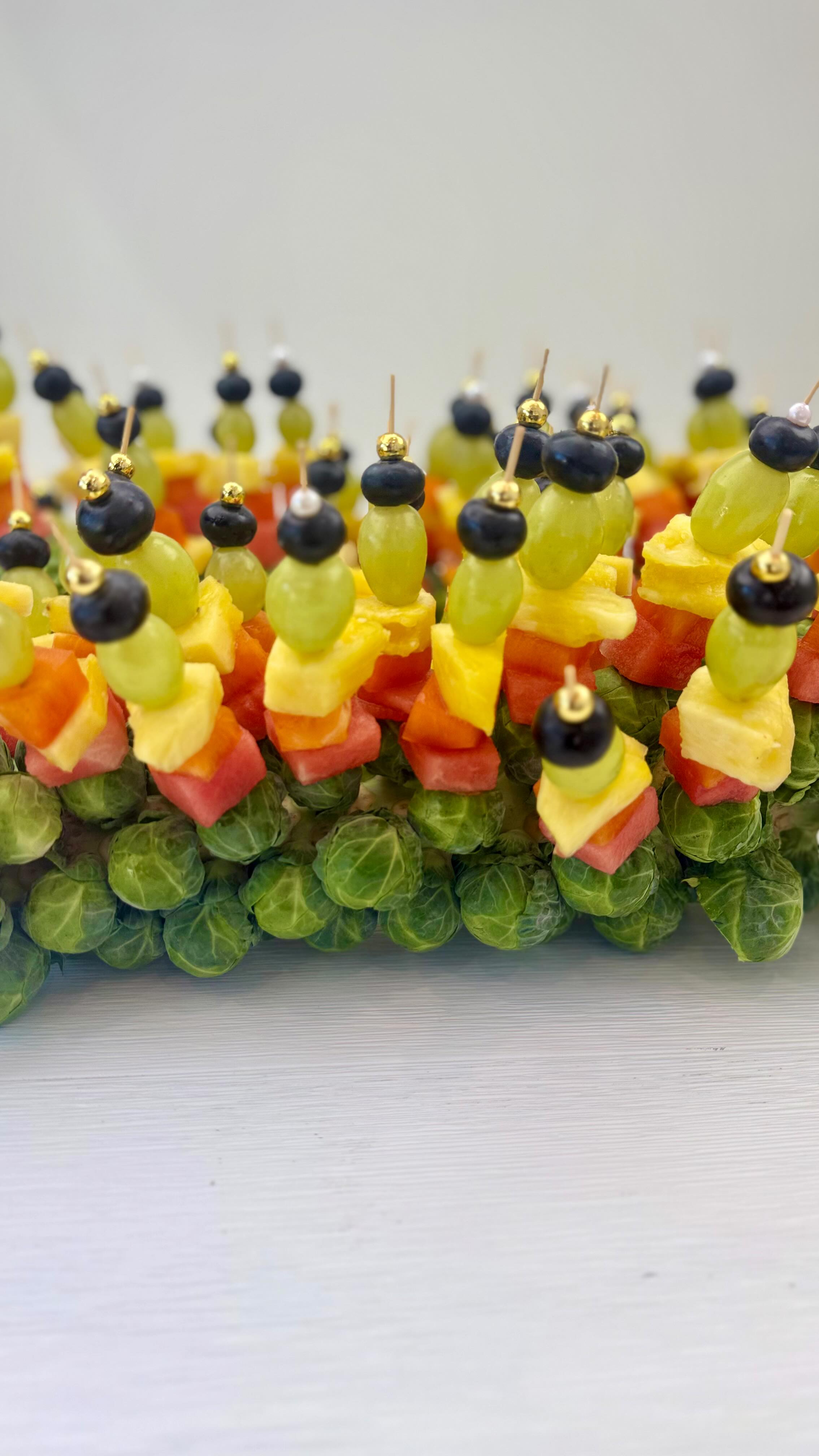 Not all fruits grow on trees… some get dressed up on skewers and perch on Brussels-sprouts stalks as the stars of a delicious appetizer display. 🍓🥦✨
When snacking turns into art, everyone gets a bite.
#FoodArt #AppetizerMagic #CreativeCooking #FoodDisplay #CateringIdeas
