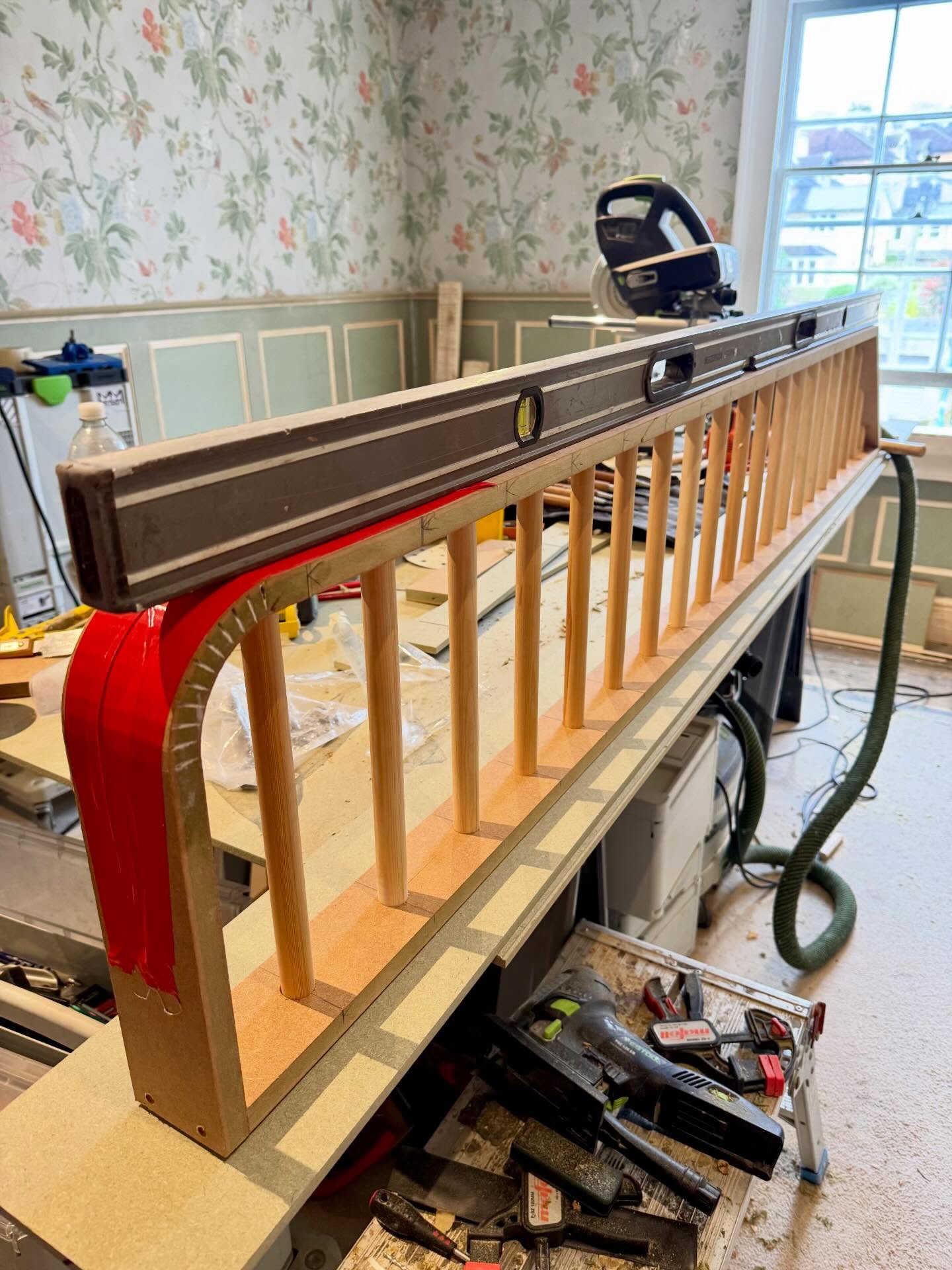 Just a simple dump of some recent activities. A fun hand rail with a bit of kerfing going on, who doesn't like a sexy curve. Doors and more doors and a tiny little scribe to fit around some skirting on an alcove unit. Lovely stuff #bathuk #somerset #carpentry #dump #wood