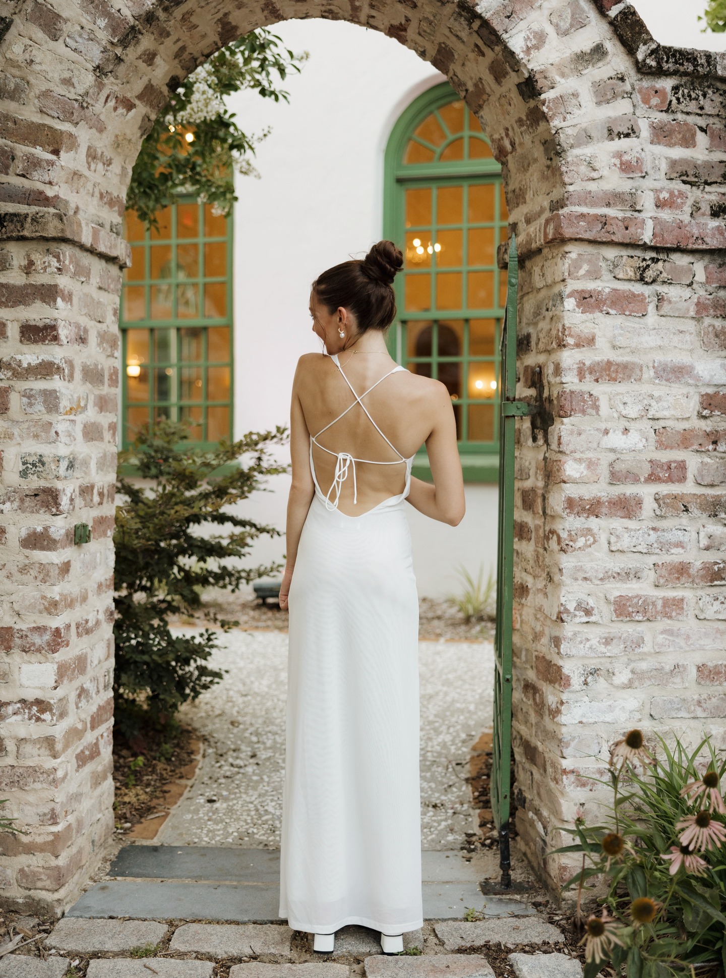 a photo op that never misses — soft light, the chapel gate, and that bridal glow. ✨