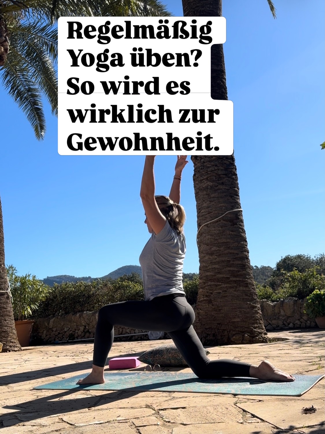 Die meisten Leute nehmen sich viel zu viel vor.
Zu lange Einheiten.
Zu hohe Erwartungen.
Zu viel Druck im Kopf.
Dabei braucht es gar nicht sooooo viel.
Mit kurzen Einheiten anfangen.
Eine feste Zeit.
Menschen finden, die auch dranbleiben wollen.
Und irgendwann denkst nicht mehr „Ich sollte mal wieder …“
Du rollst einfach deine Matte aus und legst los. 💛