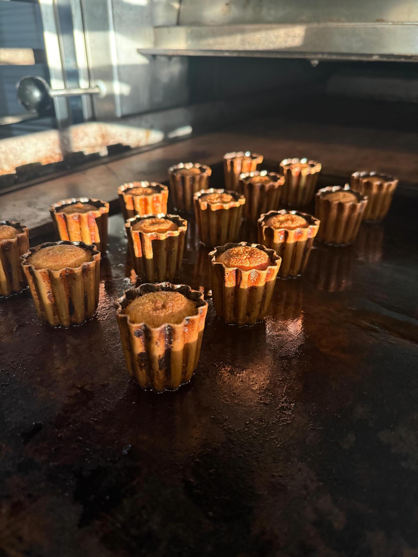 ‼️⚠️Breaking news⚠️‼️ Local groundhogs confirms early spring after checking their shadow… the groundhogs have never been tastier! 🤣😋🤤
#groudhogday #springtime #canelés #manuellatruwe #yyc