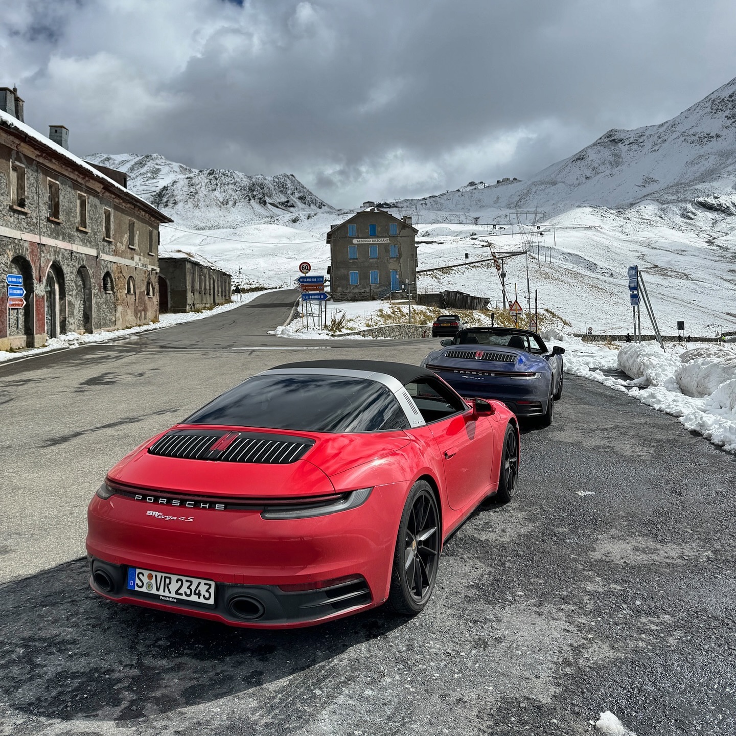 Two Porsche 911s, frozen in time, chasing the summit with snow at their side and adventure ahead. Power meets the peak. ❄️🏔️ #Porsche911 #SummitChasers #ExclusiveExperiences #SnowDrive
Thanks to @google for empowering us 🙏🏼