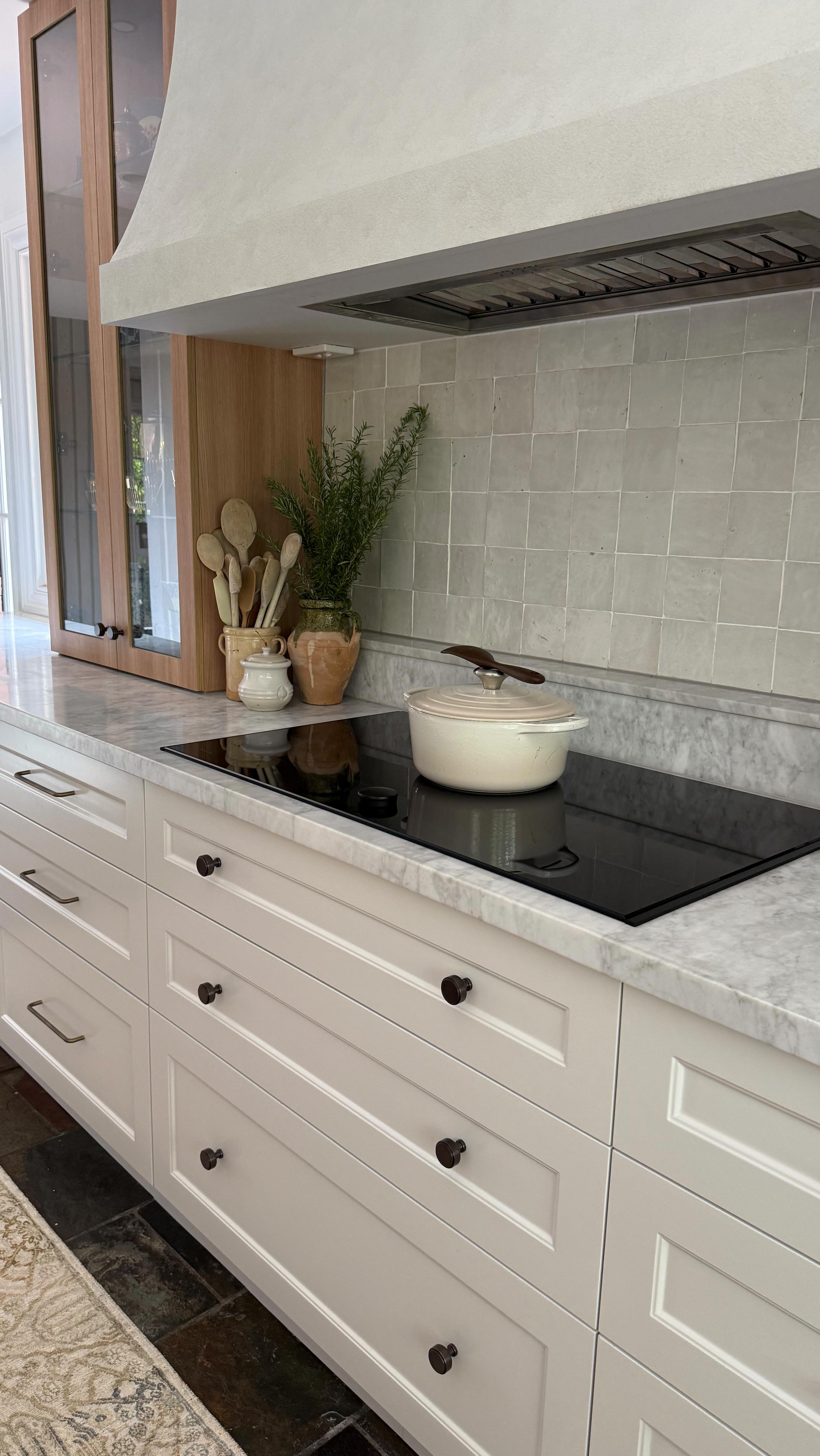 More than a place to cook, the kitchen is the heart of the everyday. We couldn’t be happier with how the materials speak to one another. Stone against timber, soft tones, and joinery with depth creating a kitchen that feels grounded and truly made to be lived in.
#BespokeInteriors #kitchendesign #brisbaneinteriordesign #kitcheninspo #customcabinetry
