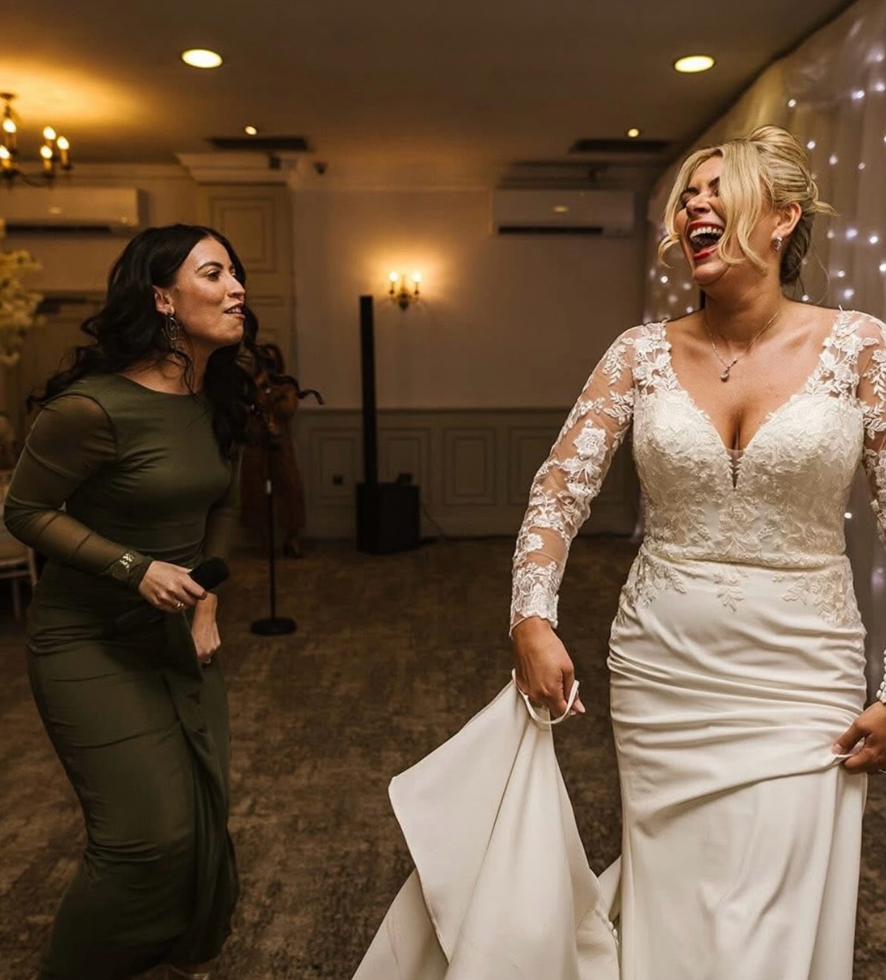 Main character energy. Brides I got you 👰🏼♀️🎤
@sarahinsta_1 a beauty & a dance-floor queen. As soon as I started to sing American Pie, the wedding party knew the assignment!
Thank you so much @stevegroganphotography for capturing the fun 📸
#weddingbreakfast #weddinginspo #weddingbreakfastideas #weddingsinger #cheshirewedding