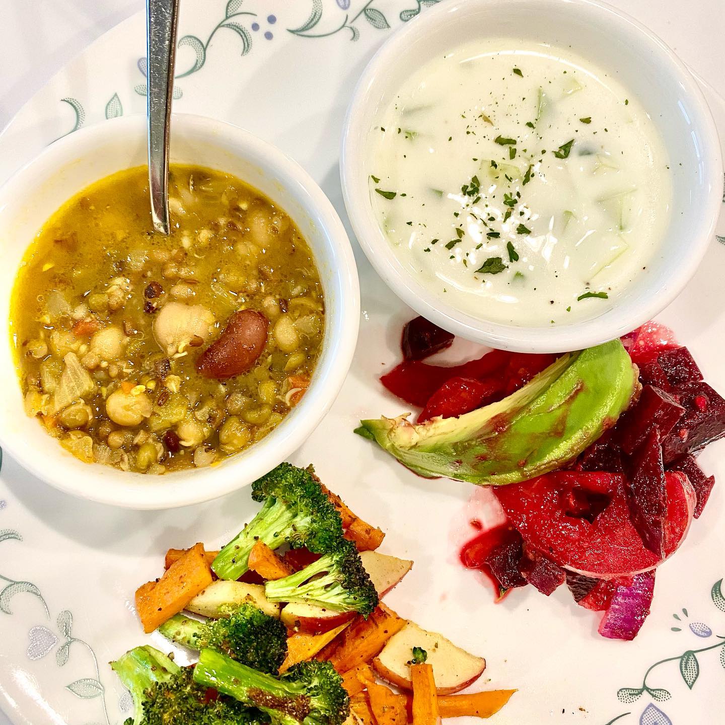 Saturday lunch done right! #highprotein 5-legume stew, beet tomato salad, crispy roasted apple broccoli and a side of cucumber raita!
Legumes done in the #instantpot
#crispy Veggies in the #airfryer
#theflavorstation #vegetarian #glutenfree #plantbased #apple #broccoli #beet #avocado #yogurt