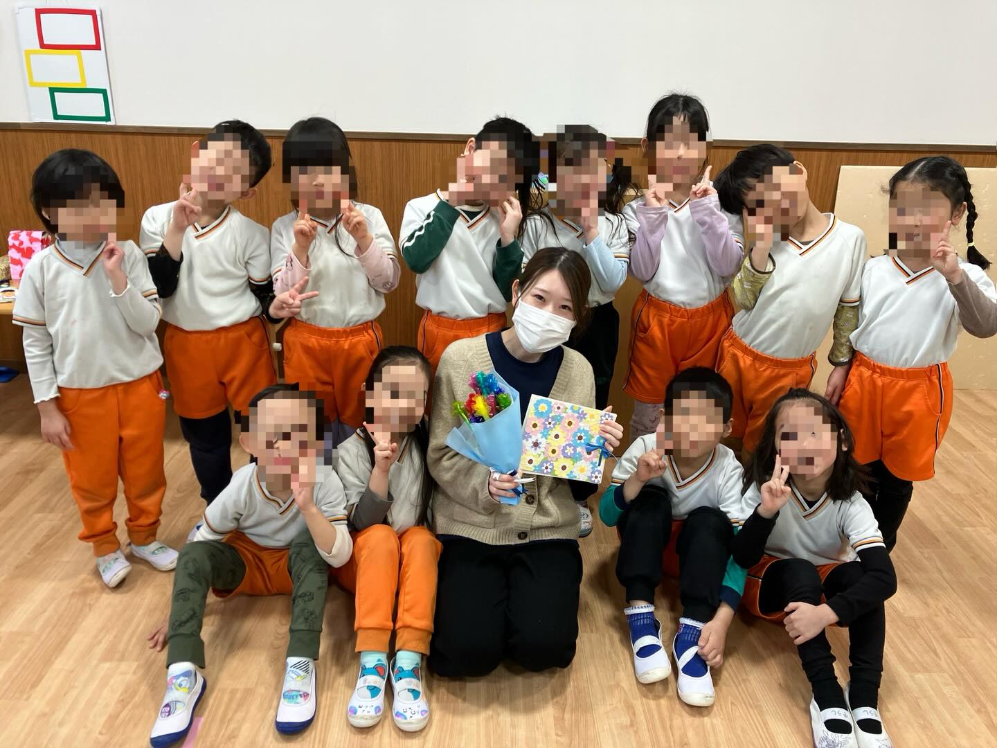 5歳児クラスのさくら組のお別れ会をしました🌸✨
異年齢児のおともだちは寂してくて涙する場面もあったり🥺、さくら組のおともだちは小学校に行っても頑張ります✨と楽しみにしている姿を見せてくれました☺️💕
そして、すべてのクラスのおともだちや、事務所の先生、給食の先生たちにプレゼントを渡してくれました🎁💞
楽しいお別れ会となりました😊🍀
#保育園 #かしわざとさくら園 #お別れ会
#西淀川 #大阪市保育園