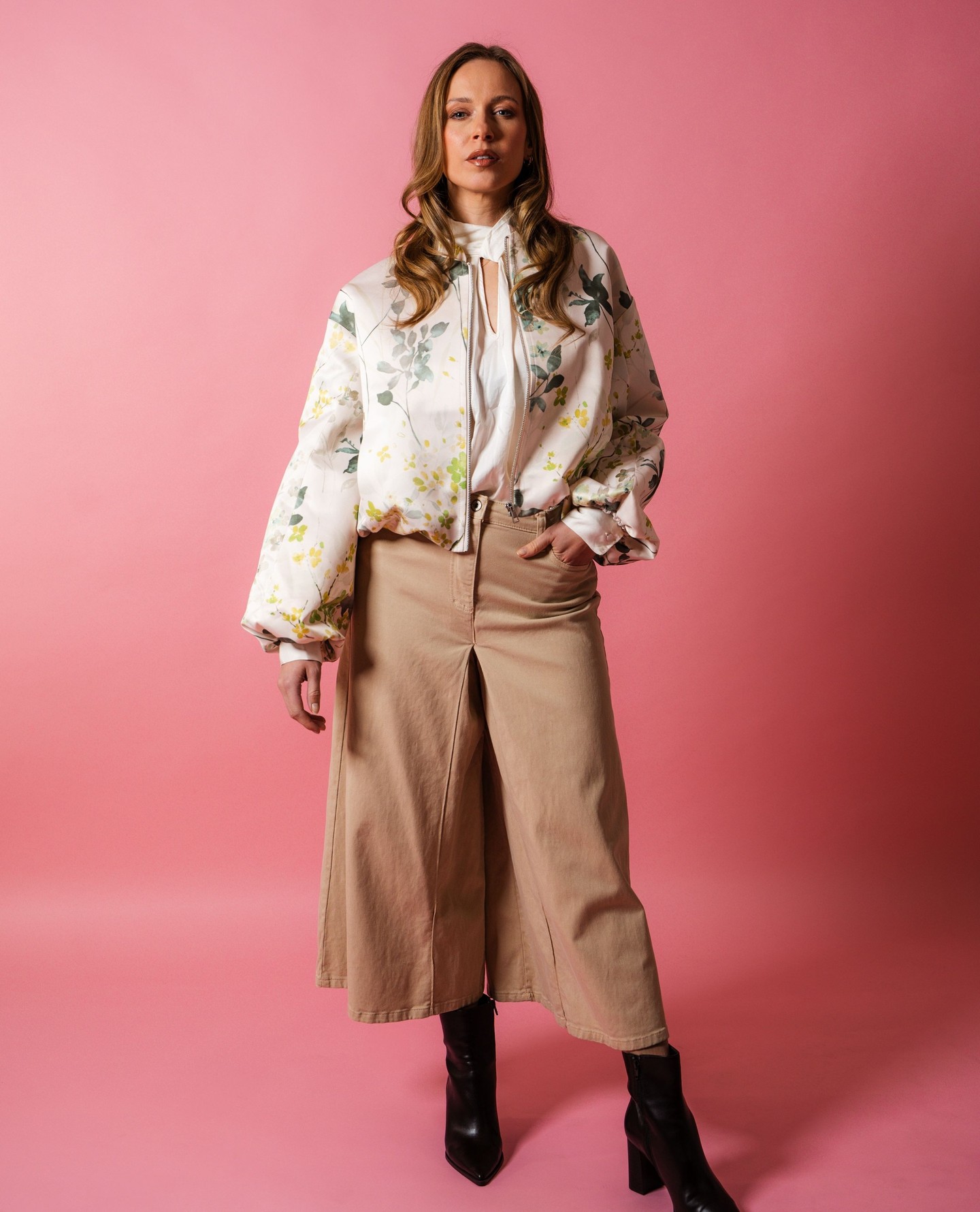 Totally ready for spring 🌸 Switzerland gave us a nice day and we dressed like it’s official. Who else? 😄
TOTAL LOOK FROM ANOUK
Model: @kelly.voyage
Photo: @saskiahug_photographie
MUA: @jojoyony
Creative/Styling: @estephinswitzerland