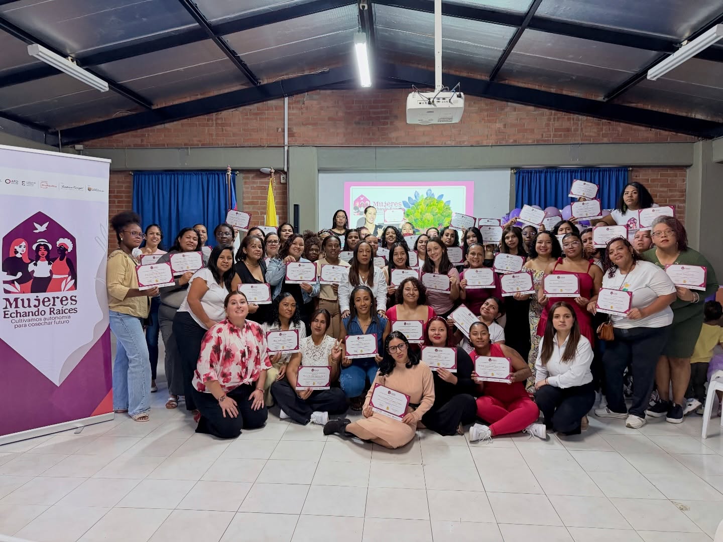 🤩💜 69 mujeres de la comuna 15 culminaron su formación en marketing digital en el marco del proyecto MERA – Mujeres Echando Raíces, iniciativa financiada por @afd_france e implementada por @expertisefrance, en alianza con la @alcaldiadecali.
Este proyecto, liderado por @propacificoorg a través de #CompromisoValle en el Eje de Empleabilidad, y en articulación con @thebiznation, suma esfuerzos para fortalecer la autonomía económica de las mujeres en el territorio y constó de 50 horas de formación en habilidades sociolaborales y marketing digital con énfasis en inteligencia artificial.
Ahora cuentan con más herramientas y confianza para avanzar en su proyecto de vida y generar nuevas oportunidades laborales.
#TodosSomosCompromisoValle ✨