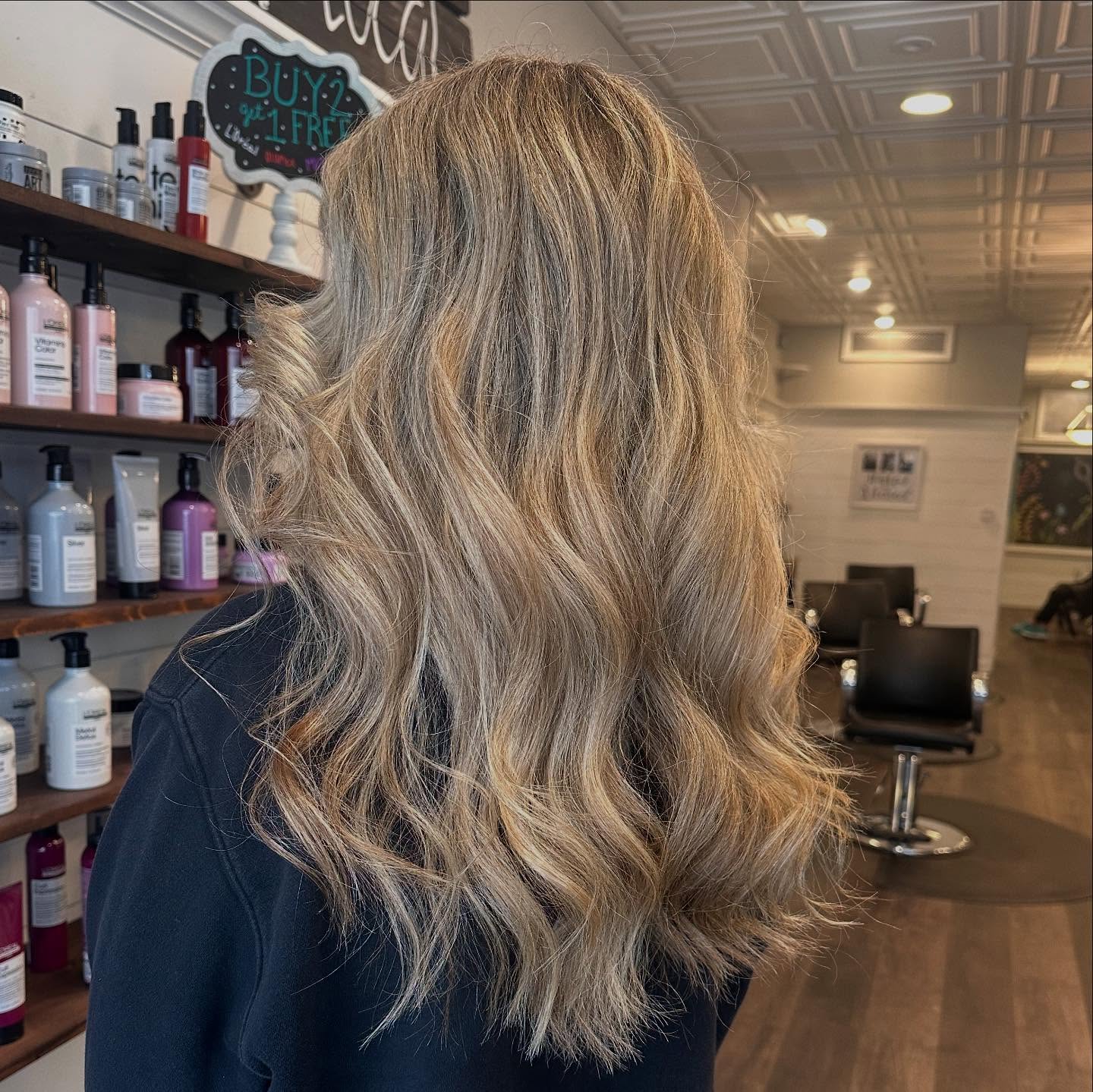 Got rid of some brassiness and got a good freshen up on those roots! And of course had to end with some fresh curls!! Vicki likes to get a long grow out and we can go about 5-6 months without a harsh grow out! If you want a seemless grow out but still high impact blonde come see @hairbyemerson_