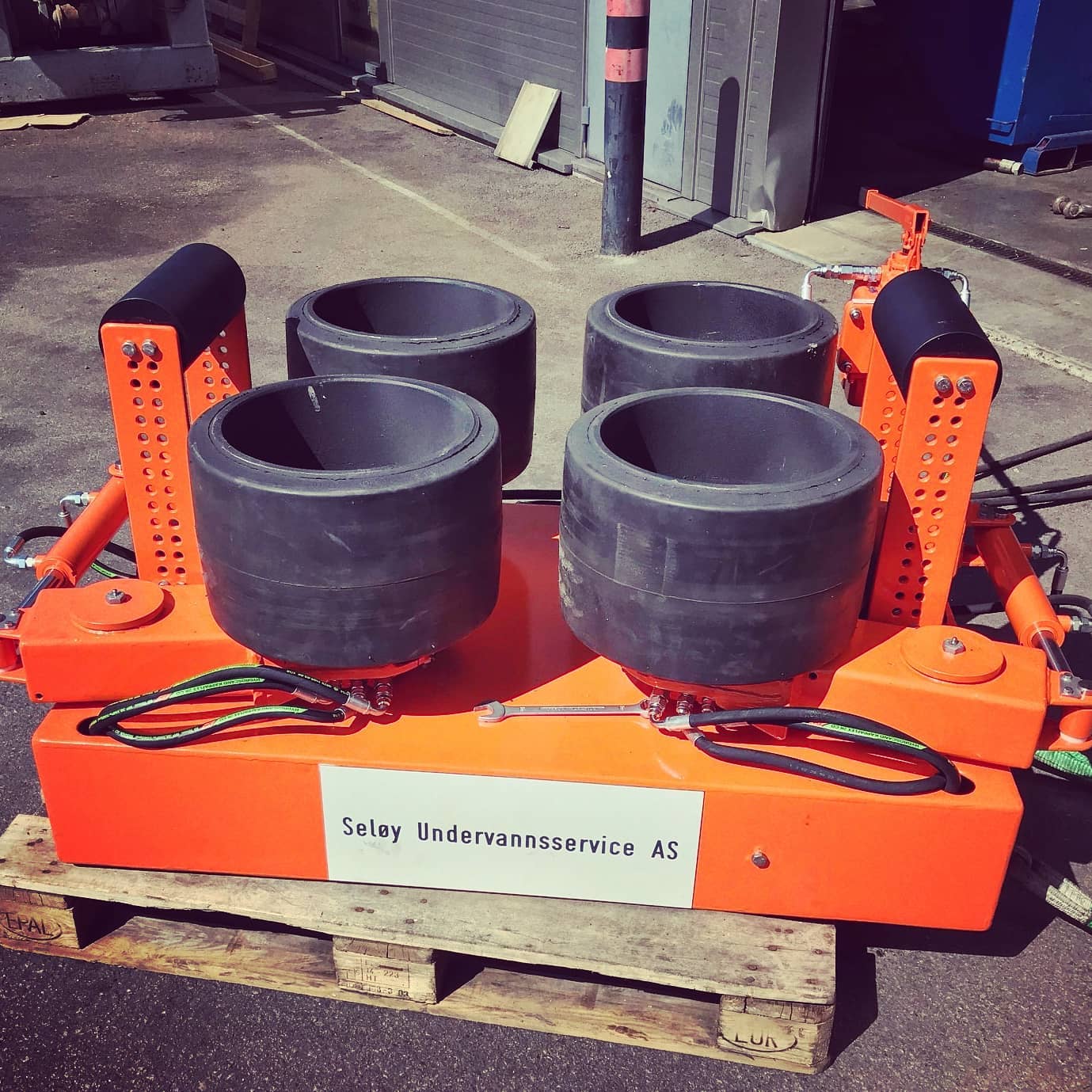 AHS designs and supplies cable tensioners in various size-ranges. (typically 0.5 to 5 tons of tension)
The machines are designed based on the customer's specification and needs:
- Electric or hydraulic drives
- With or without control system
- Hydraulic or pneumatic clamping
- Local or remote control