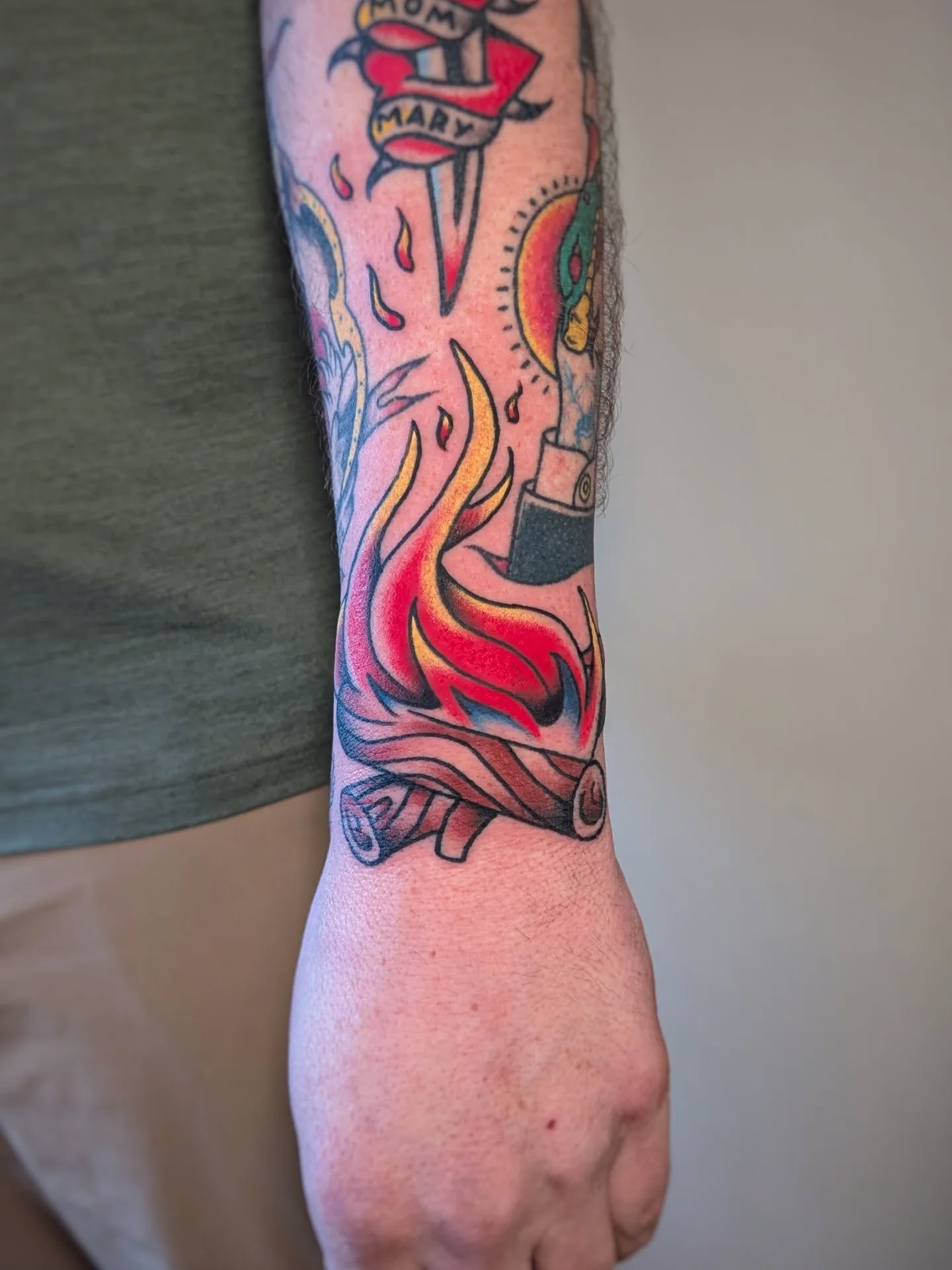 Drawn to fit 🔥
Freehand campfire to light the way for Cory... A reminder that the way forward is always divinely guided ✨
.
.
.
I'm really behind on posting.. so apologies to anyone's tattoos I've missed. I'm going to try to catch up and get some other things posted this week.
Honestly I've been feeling unaligned with social media but I recognize I need to shift this perspective again.
Sometimes it feels like I'm repeating myself over and over again and it does not fill my cup to do that...
Other times it feels like when I speak from the heart no one reads it... That my efforts are wasted
Is there a platform you have been using more lately?
I haven't been posting there much but I've been drawn more and more to YouTube for consuming content...
Anyone else?
#sedonatattooartist #sedonatattooshop #aztattooartist #traditionaltattoo #tattoosedona