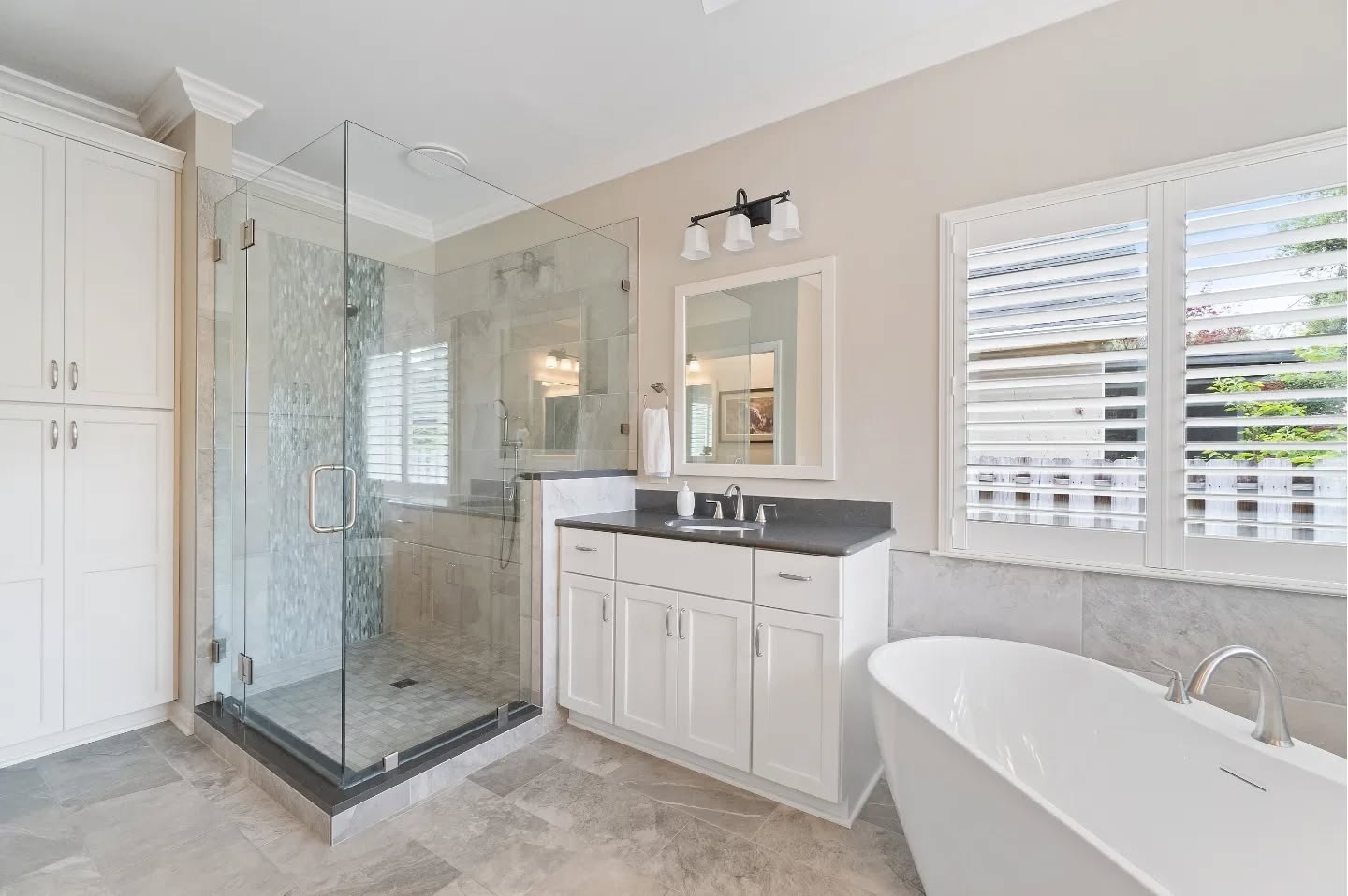You don't always have to change your layout for your remodel to have a huge impact.
📸 @riptide.media
@fergusonshowrooms
@vikingdistributors
@mozaandcompany
@lunadabaytile
@signaturehw