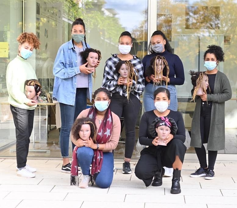 Erste Eindrücke unseres "Braids 101" Workshops heute in Heidelberg 😍 Aufgrund der aktuellen Lage in etwas kleinerer Runde als sonst und natürlich mit Schutzmasken😷... Es war ein wundervoller Tag mit euch Ladies💗 ! Wir sind unglaublich stolz auf jede Einzelne von euch! #naturtalente
Und hoffen, dass ihr heute genauso viel Spaß hattet wie wir!
Für mehr Bilder und Videos von heute, könnt ihr einfach in unserer Story oder in unseren Highlights unter "Workshops" vorbei schauen.
Morgen geht es weiter mit "Cornrows für Beginner"!!! #staytuned