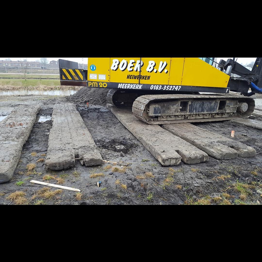 Nieuw project gestart.. de eerste paal van het huis gaat de grond in