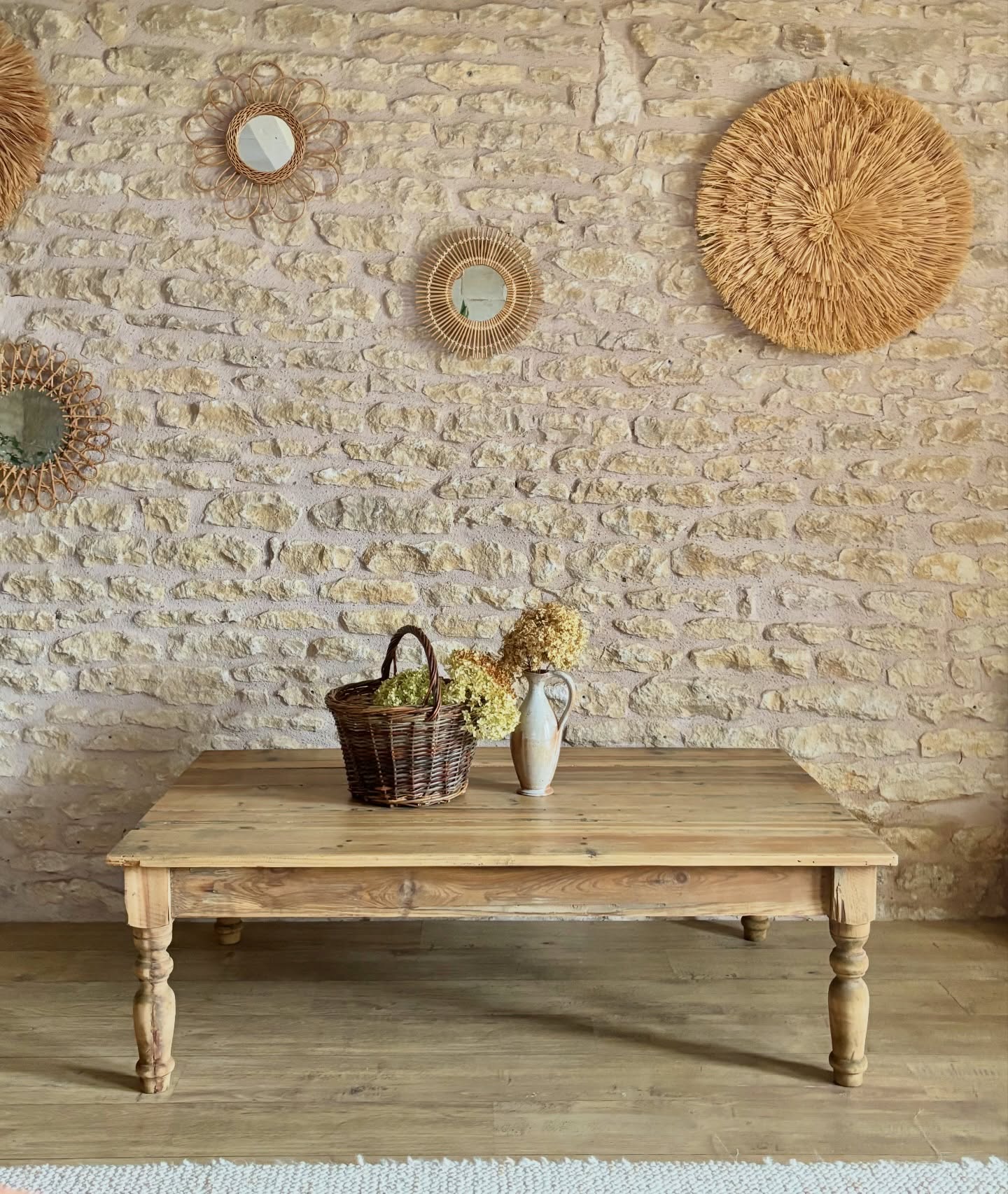 Vendue ❌Nini la grande table basse est dispo 🤎
Longueur : 133cm
Hauteur : 43cm
Profondeur: 81cm
📦 Retrait au showroom « Chez Louisette » gratuit au 326 AVENUE DE PARIS 79000 Niort sur les horaires d’ouvertures (lundi et vendredi de 12h00 à 18h30 et le samedi de 10h00 à 18h30). Merci de nous indiquer la date et l’heure du retrait et de vous organiser concernant la manutention.
🚚Livraison possible dans les 60km avec supplément.