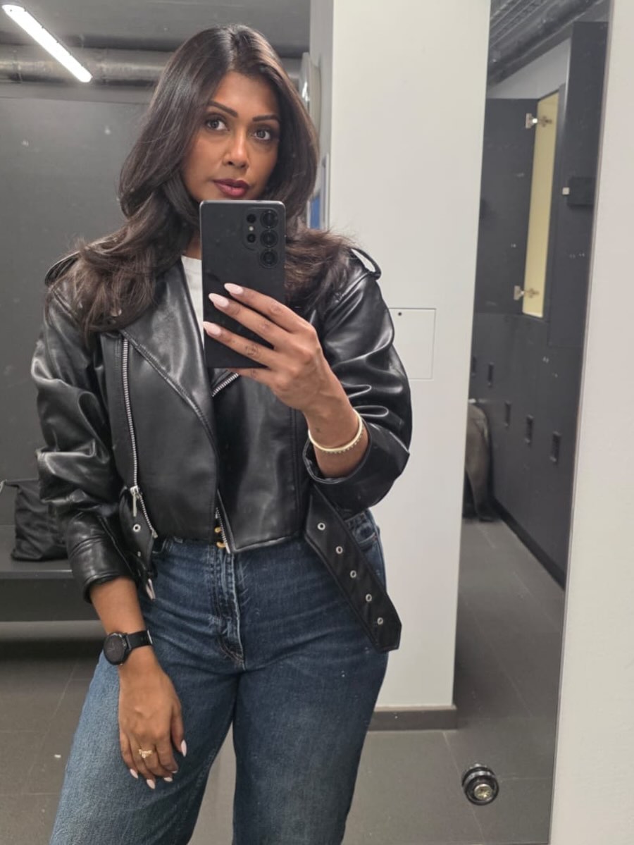 It was time to say goodbye to brassy balayage and long shapeless hair and step into a sleek chocolate brown era.
A fresh cut, soft layers and movement brought this hair back to life. Clean, glossy and full of shape.
If I had a mic I would drop it right now. 🎤
#THEWAYYOUWEARIT #TWYWI #THELHBSALON #stanmore