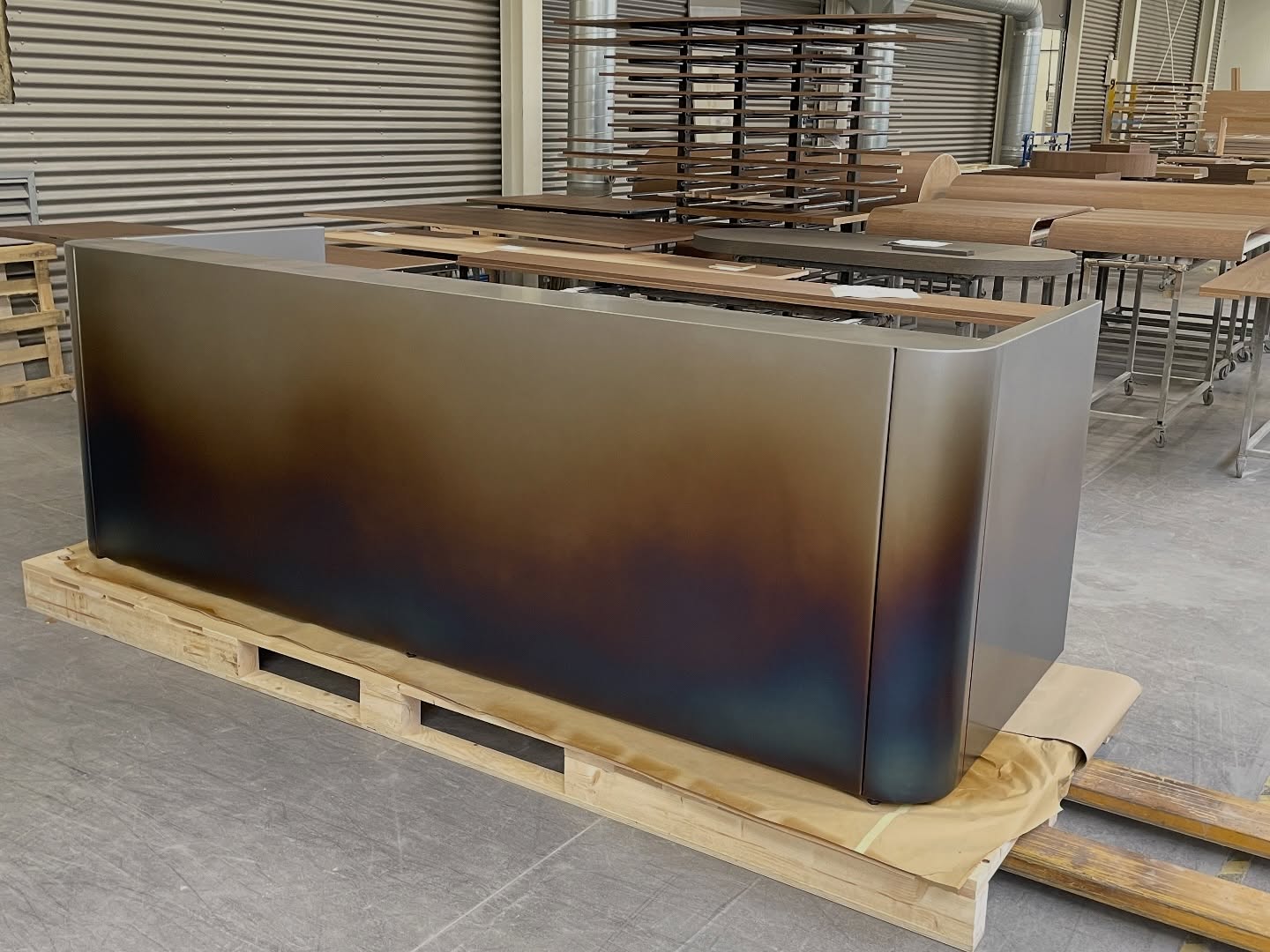 New Temper Steel reception desk finished, sprayed and ready to ship! Really happy how this gradient burning worked out. And the detail of the removable sides looks nice, while making shipping way more efficient…flat-pack style!
Thanks to @vouisplus and @objectswithnarratives for the commission.
Clear coat by @interieurspuiterij_jansen
Super metalwork by @david_garib
#steel #desk #gradient #interior #customdesign