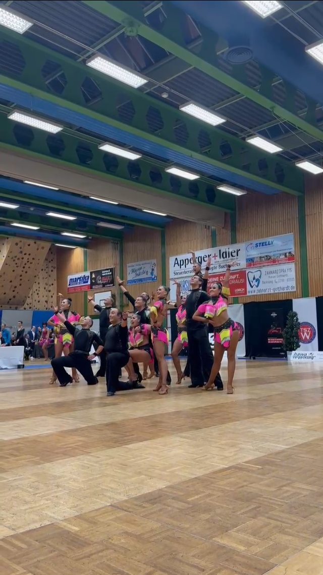 6. Platz für unser B-Team in Weissach! 🩷
Unser B-Team hat am Samstag beim 3. Turnier der 2. Bundesliga in Weissach wieder alles gegeben! 🔥
Auch wenn es dieses Mal erneut nur für das kleine Finale gereicht hat, haben wir dort gezeigt, was in uns steckt: Sieg im kleinen Finale und damit erneut der 6. Platz!
Wir sind super zufrieden mit der Leistung und stolz auf die Entwicklung. Der Fokus bleibt klar: Von Turnier zu Turnier steigern und immer weiter an uns arbeiten. Wir bleiben dran! 💪✨
Danke an alle, die uns vor Ort unterstützt haben! 🙌
#dance #latin #bietigheim #2bundesliga #heartandsoul
@stefan_remarc @lleniib @svengehring98 @arminschaerfer