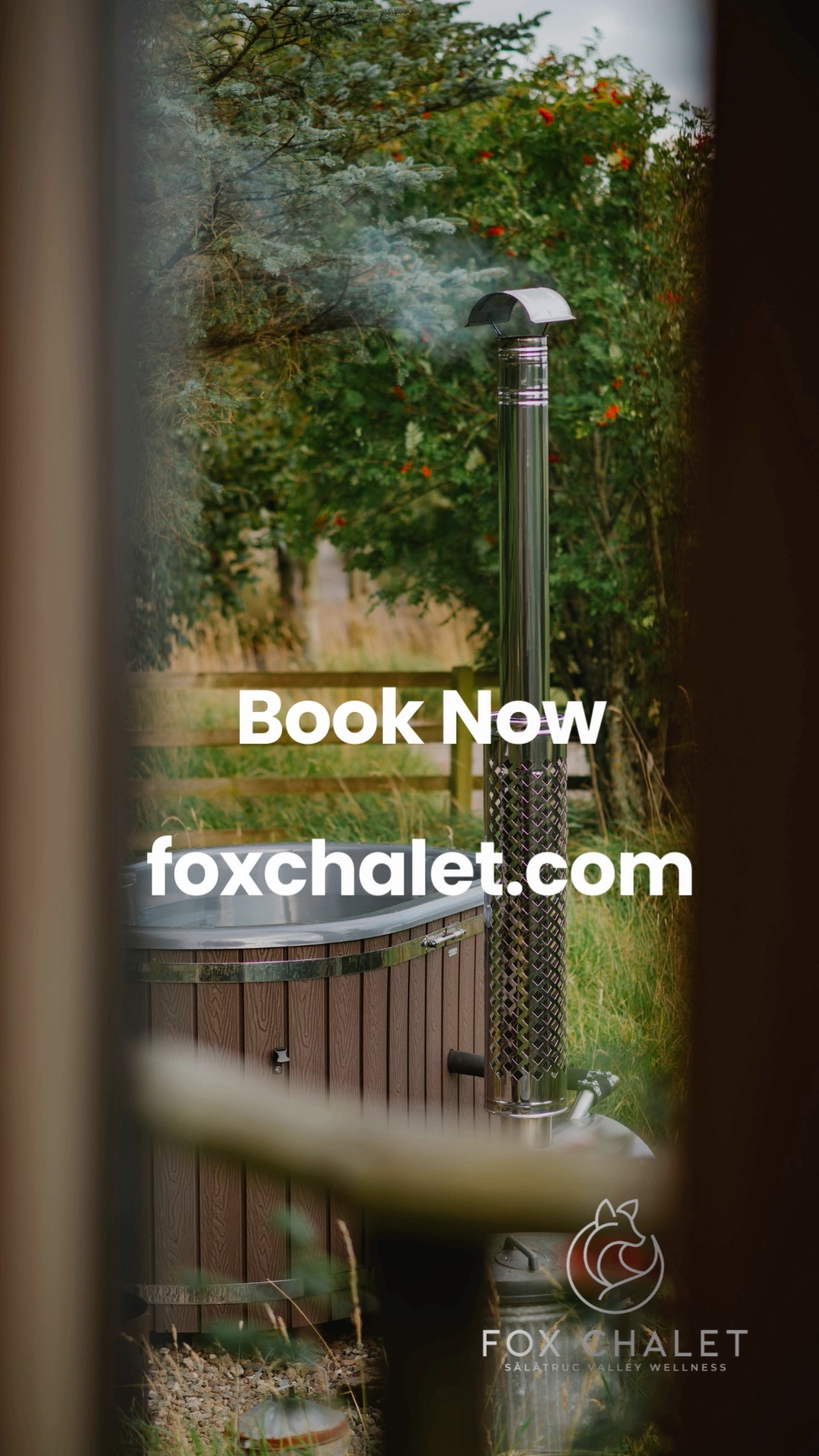 🇷🇴
Aer rece de munte.
Apă caldă care te cuprinde.
Liniște adevărată.
Ciubărul nostru te invită să încetinești puțin și să respiri adânc aerul curat al Văii Sălătrucului. În jur, pădure, cer deschis și munți care par că veghează peste tine.
Un moment simplu, dar memorabil — exact genul de experiență care te aduce mai aproape de natură și de tine.
🇺🇸
Cool mountain air.
Warm water wrapping around you.
True stillness.
Our wooden hot tub invites you to slow down and breathe deeply in the fresh air of the Salatruc Valley. Around you — forest, open sky, and mountains standing quietly guard.
Mornings feel crisp and energizing. Evenings feel intimate and grounding.
A simple moment — yet unforgettable. The kind that reconnects you to nature… and to yourself.
🔗// To book follow the link in the bio
#FoxChalet | #FoxChaletBucovina | #Bucovina | #SalatrucValley | #WoodenHotTub | #DiscoverRomania | #MountainRetreat | #NatureEscape | #SlowTravel | #WellnessStay #roadtofoxchalet #bucovinaciubar #pensiuneciubar #haiinbucovina