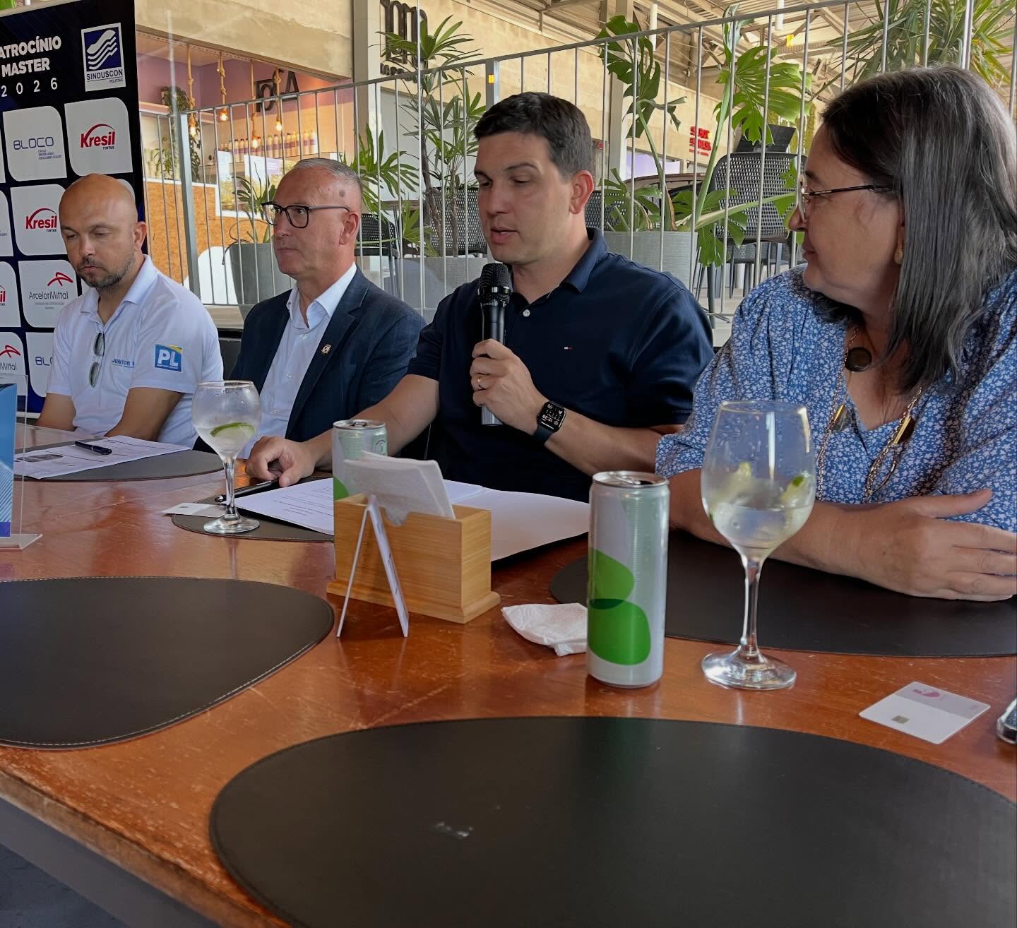 🏗️ Mais de 1,2 mil novas moradias até 2027 em Pelotas
O Sinduscon/Pelotas abriu o calendário de eventos de 2026 com reunião-almoço que recebeu o secretário municipal de Habitação, Marcos Ferreira, para apresentar os projetos habitacionais previstos para o município.
Entre os destaques, a entrega de aproximadamente 1.250 unidades nos próximos anos, fortalecendo o acesso à moradia e impulsionando a construção civil — setor que gera emprego, renda e desenvolvimento para a cidade.
Seguimos promovendo diálogo qualificado entre poder público e iniciativa privada, defendendo segurança jurídica, desburocratização e planejamento urbano responsável.
🤝 Construção civil forte é cidade que cresce.