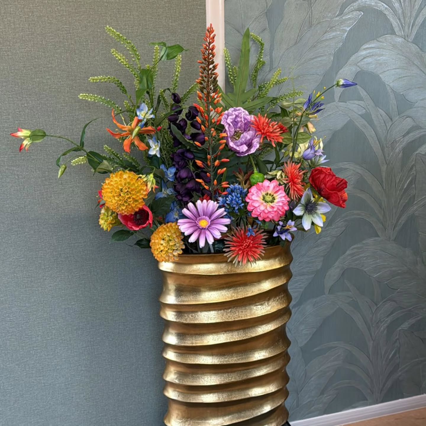 🌸 Zijden bloemen op maat in uw eigen vaas 🌸
Heeft u een mooie vaas thuis staan die wel wat extra uitstraling kan gebruiken? Laat hem door mij vullen met een prachtig zijden bloemstuk, volledig afgestemd op uw stijl en interieur.
✨ Uniek samengesteld
✨ Onderhoudsvrij
✨ Altijd in bloei
📅 Maak een afspraak en kom langs — En ik creëer met liefde een arrangement speciaal voor u.
📩 Stuur mij een bericht voor beschikbaarheid en tijden.