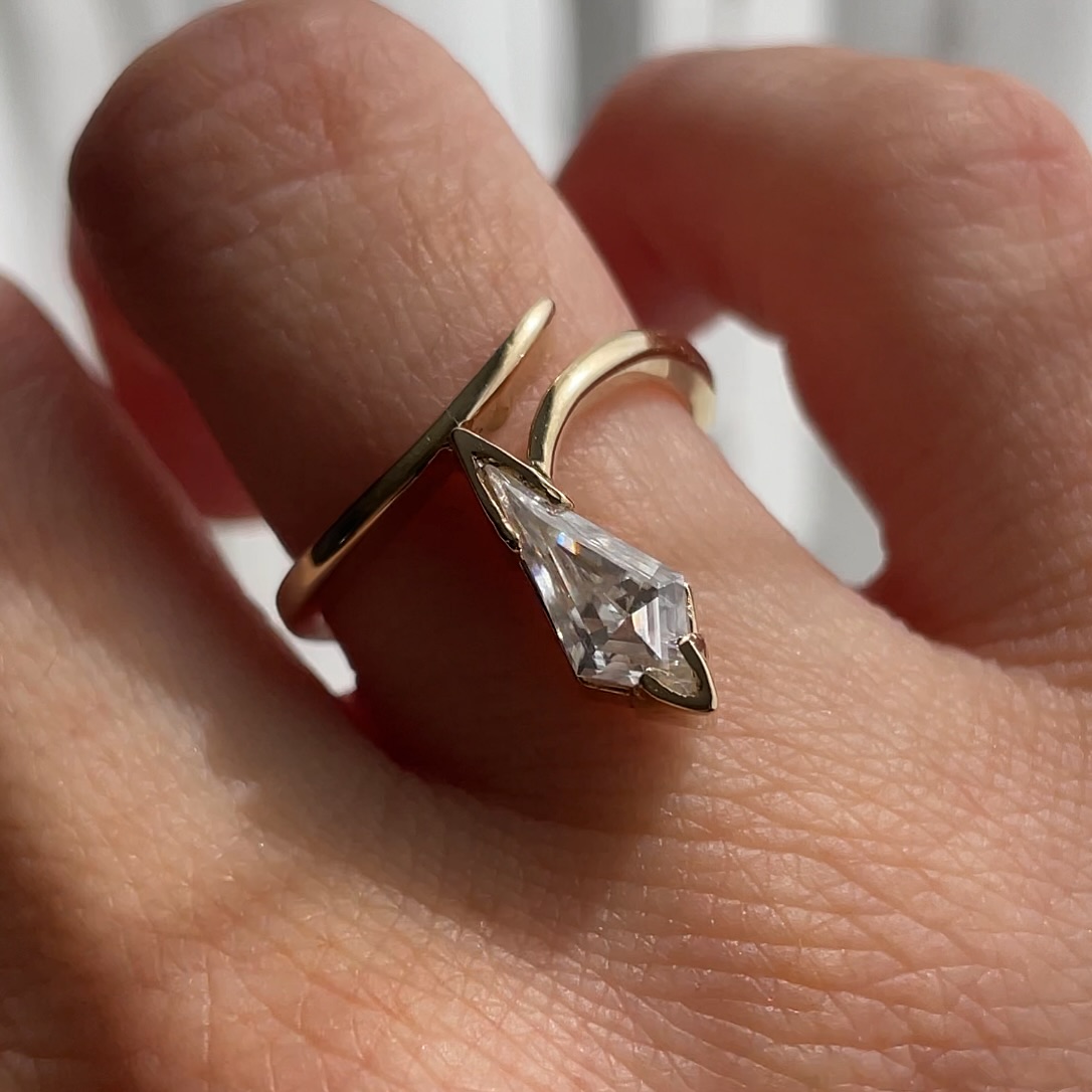 One of a kind stunner 😍 I LOVE this kite shape!
Dm to create your dream custom piece! 💭
#customjewelry #jewelrydesigner #handmadejewelry #metalsmithing #moissaniteengagementring