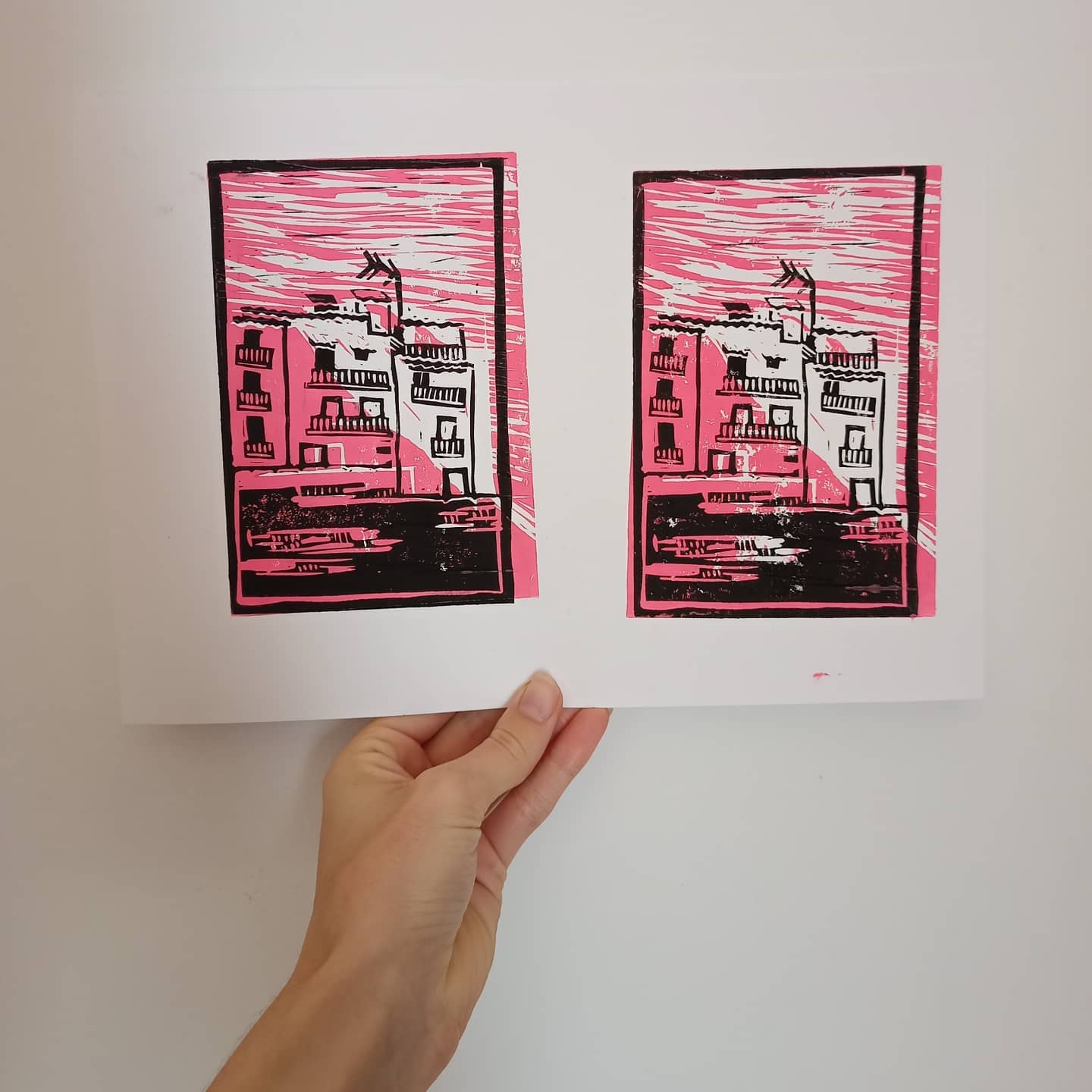 New linocut!
Spanish houses is my jam lately. They look so nice and have so many details.
These are for sale too! If you're interested DM me or leave a comment and I'll contact you.
Nieuwe linosnede!
Spaanse huisjes zijn mijn ding de laatste tijd. Ze zien er mooi uit en hebben zoveel details.
Deze print is ook te koop, als je interesse hebt DM mij of laat een reactie achter zodat ik jou een berichtje kan sturen.
Heel leuk en origineel voor aan de muur!