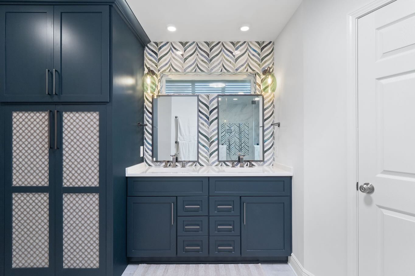Coastal calm, with a bold twist!
This bathroom remodel is bold, bright, and built for real life — complete with a hidden washer & dryer seamlessly tucked into custom cabinetry. Function never looked this stylish.
.
.
.
.
@starmarkcabinetry @cambriasurfaces @kohler @brizofaucet @tilebar @topknobs