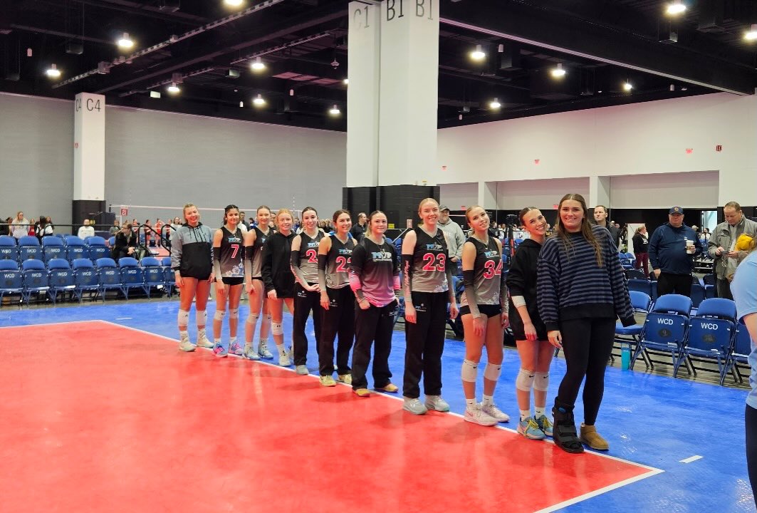 Good luck to 16 Blue, 16 Silver, and 17 Blue who are playing for a bid at the Badger Region Qualifier today!
📷 17 Blue, Dawn Lange