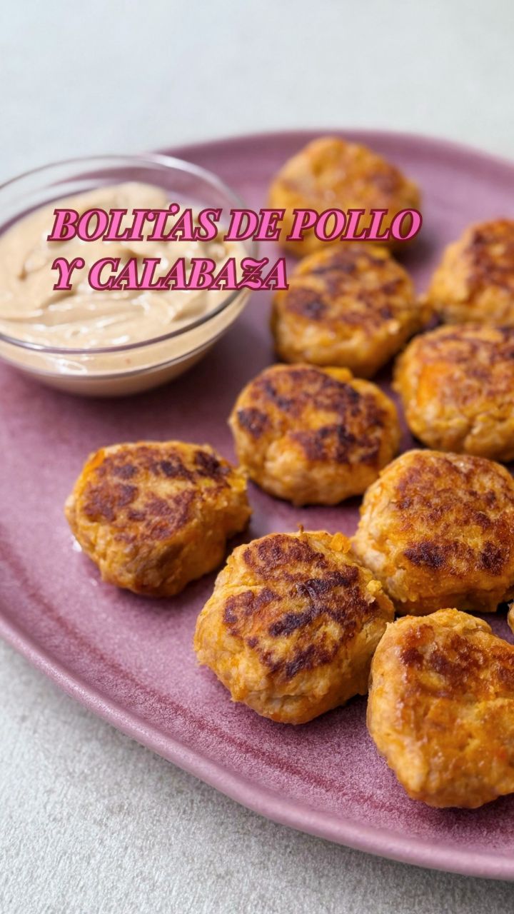 Una base. Muchas posibilidades.
Estas bolitas de pollo y calabaza salen de tener ingredientes preparados de antes:
calabaza asada y cebolla pochada que suelo guardar en el congelador.
Las hago en 15-20 minutos y luego las uso para:
• cena rápida
• albóndigas con una salsa rica
• aperitivo cuando vienen amigos
• burgers para que los niños coman verduras sin darse cuenta
Y sí, congelan perfectas.
INGREDIENTES
🐥 500g carne de pollo picada
🎃 100-150g calabaza asada
🧀 4 cucharas soperas de queso rallado
🫙 Sal, pimienta negra y ajo en polvo
🧅 2 cucharas soperas de cebolla pochada o cebolla en polvo
🫒 Aceite para ayudarte a hacer las bolitas sin pringarte las manos y para marcar las bolitas/burgers
INSTRUCCIONES
1. En un bol, mezclamos la carne picada, con la calabaza, el queso y las especias.
2. Integramos bien todo.
3. Formamos bolitas o mini burgers.
4. Marcamos en una sartén por los dos lados durante 2-3 minutos a fuego medio-alto. (en este punto, las guardamos en una bolsa zip y congelamos).
5. Tapamos y cocinamos durante 5-7 minutos a fuego medio. Hasta que esten cocinadas por dentro.
6. Servimos acompañadas de una salsa.
7. Y disfrutamos de esta maravilla, fácil, sana y nutritiva.
👉 Guarda la idea para esas semanas en las que no te apetece pensar qué cocinar.
#OrganizaciónEnLaCocina
#ComerBienEntreSemana
#CocinaSinComplicaciones
