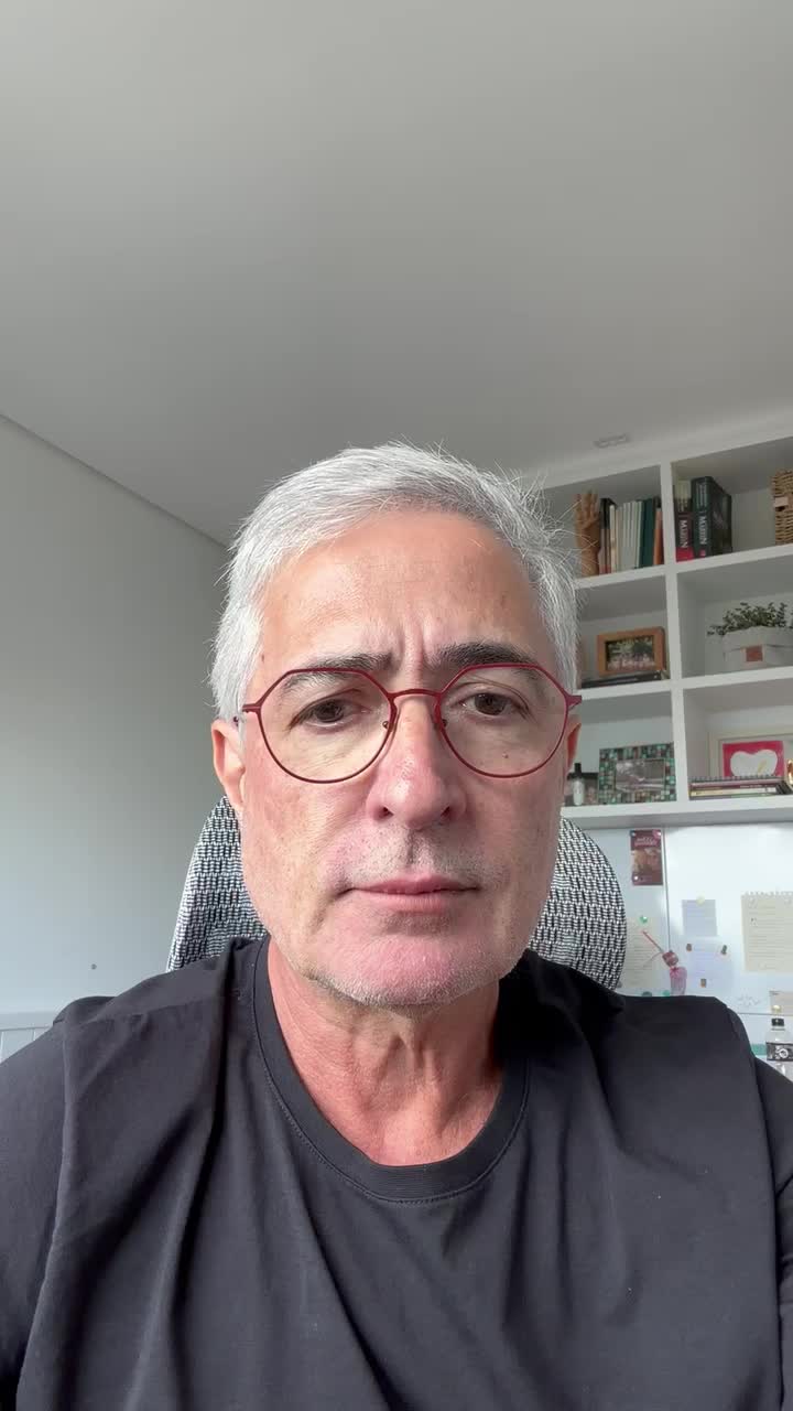 A guerra no Irã pode impactar o setor têxtil. E muita gente ainda não percebeu isso.
Mais de 50% das fibras usadas no mundo são sintéticas — poliéster, nylon, elastano — todas derivadas do petróleo.
Quando o petróleo sobe, a cadeia inteira sente:
petróleo → petroquímica → fio → tecido → confecção.
Alguns efeitos que já começam a aparecer no mercado:
* aumento do custo das fibras sintéticas
* pressão no preço de fios e tecidos
* fretes marítimos mais caros
* possível impacto na energia da indústria
Se o conflito se prolongar, especialistas falam em aumentos de até 15–20% nas matérias-primas têxteis nos próximos meses.
Para quem lidera negócios no setor, vale ficar atento a três indicadores:
1️⃣ preço do petróleo
2️⃣ logística global
3️⃣ matérias-primas petroquímicas
No mundo conectado de hoje, geopolítica também virou variável estratégica para a indústria da moda.
#RobsonAmorim #Consultor #ConsultorEmpresarial #Textil #Tendencias #Geopolitica