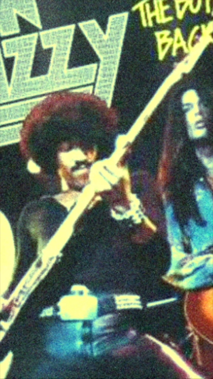 Some Thin Lizzy From a gig last weekend. I like the end of this.....I could tell we weren't going to get much of the usual audience participation on the call back in the chorus so I turned to Sam to signal not to bother stopping, then laughed!! Beau Barnard on bass, Sam Glasson on drums.
ps: I hope you like my new green screen nonsense I've managed to work out how to do!!
#livemusic #LiveMusicUK #livemusicvenue #livemusicrocks #livemusicsussex #livemusicwestsussex #thinlizzy #thinlizzyband #thinlizzyfans #phillynott #garymoore #boysarebackintown #coverversion @beau_barnard_bass