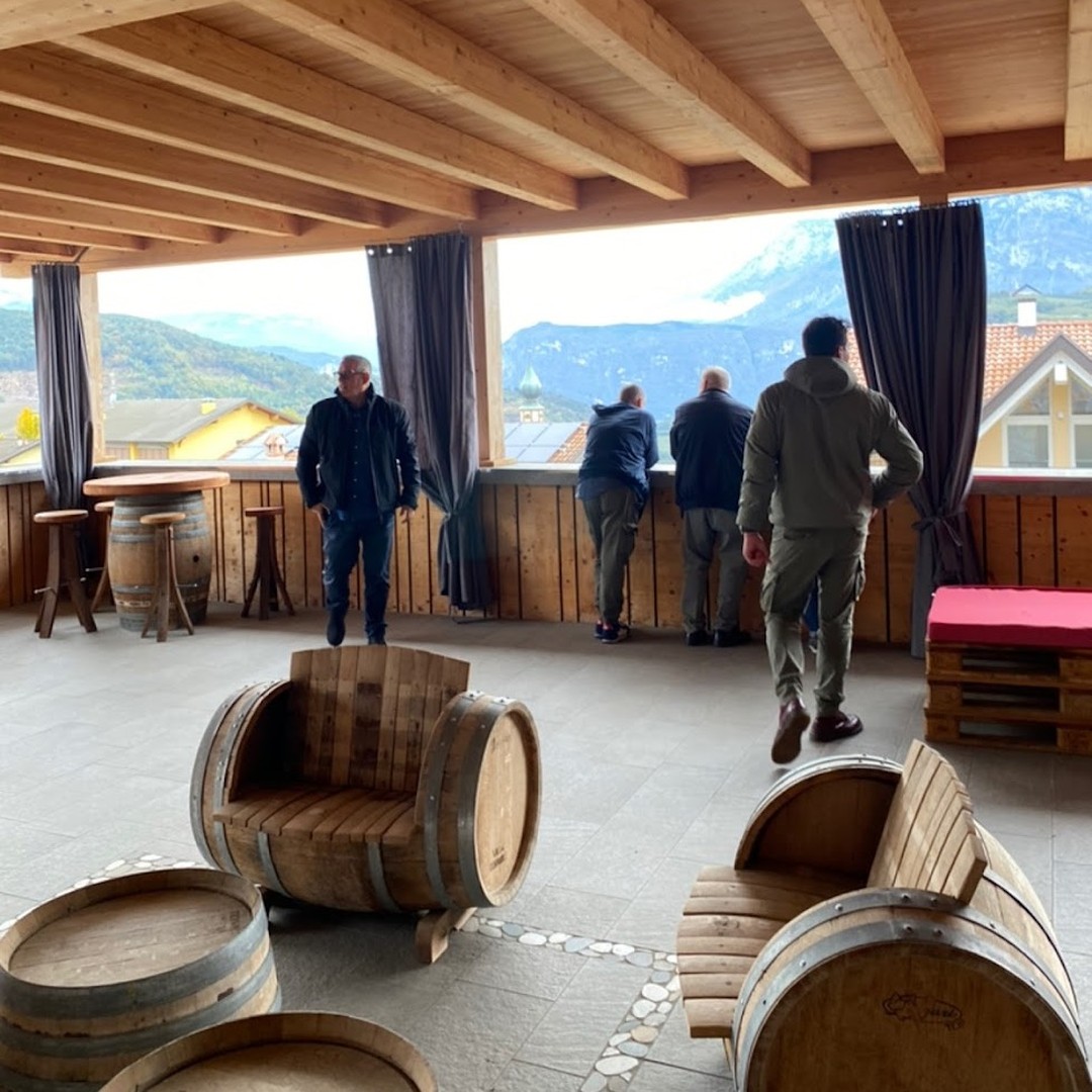 🍷 Visite e Degustazioni in Cantina 🍇
Immergiti nella magia della Valle di Cembra! 🌄 Scopri i nostri vini di montagna, vivi l’atmosfera unica della cantina e rilassati in un ambiente accogliente. Un viaggio nella cultura del vino che non dimenticherai!
📅 Prenota ora e lasciati conquistare.
🔗 Visita il nostro sito per maggiori informazioni!
#Degustazioni #CantinaVillaCorniole #EsperienzaUnica #VinoDiMontagna #valledicembra