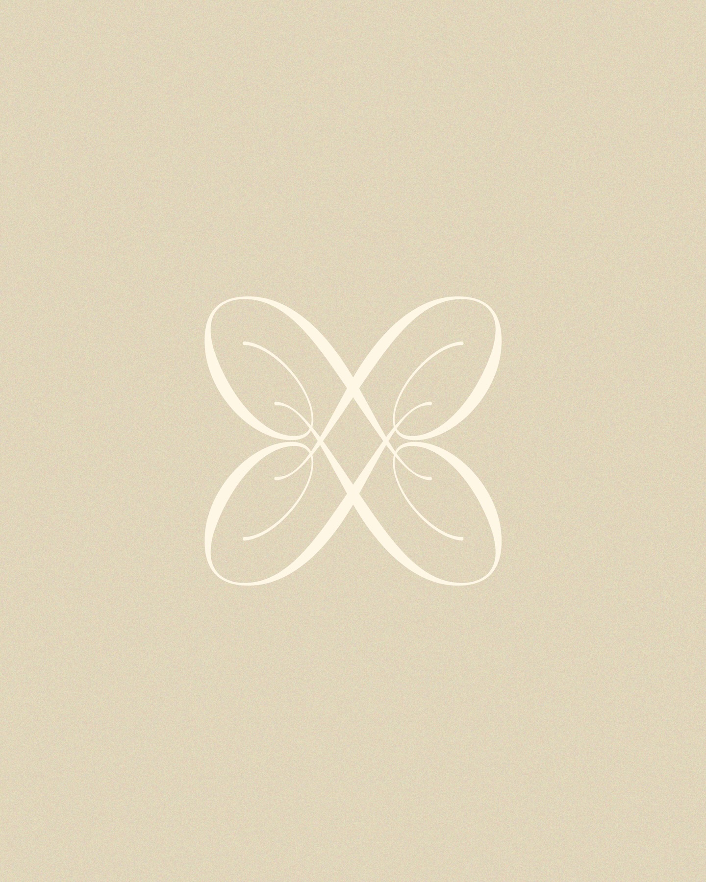 Dit mooie, bloemvormige beeldmerk is opgebouwd uit het font dat ik gebruikt heb voor het hoofdlogo van Maeven Studio. De flowy lijnen in verschillende diktes weerspiegelen de natuurlijke materialen waarmee gewerkt wordt. En het luxe ogende geheel past precies bij het luxueuze gevoel dat het sieradenmerk moet geven. ❤️
#branding #branddesign #luxurybranding #logomark #branddesigner