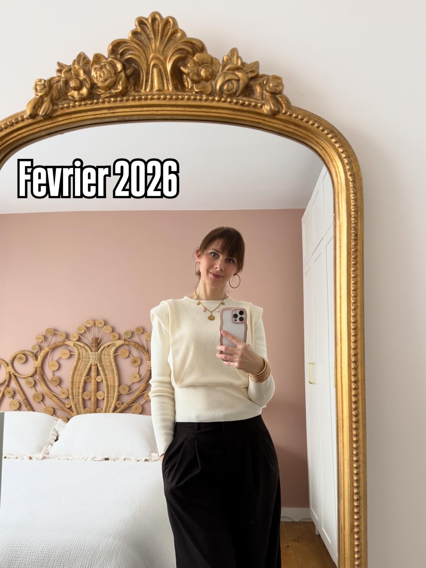 Février vibes ✨
Février m’a appris que la clarté ne vient pas en forçant.
J’ai beaucoup réfléchi à la direction des Karnets de Mel.
À ce que je veux vraiment transmettre.
À qui j’ai envie d’aider.
À quoi le 1er Karnet va ressembler.
À comment l’imprimer, le diffuser, le protéger.
Et derrière ces questions professionnelles,
il y avait surtout des questions personnelles.
Est-ce que j’ose prendre ma place ?
Est-ce que je me fais confiance ?
Est-ce que j’accepte que mon histoire soit la matière première de ce que je crée ?
Est-ce que je transforme mon vécu en espace pour d’autres?
Il y a eu beaucoup de questionnements, de flou… d’envie de tout lâcher, de faire autrement. De sentiments de solitude. De besoins de protection et de sécurité.
J’ai compris que je n’ai pas besoin de faire plus.
J’ai besoin d’être alignée.
Et de nouveaux projets sont venus nourrir cet alignement.
Les Karnets de Mel ne sont pas nés d’une stratégie.
Ils sont nés d’un besoin.
Mes accompagnements sont nés de mon histoire et de ma personnalité.
Mon objectif n’est plus la performance.
C’est mon alignement.
#leskarnetsdemel