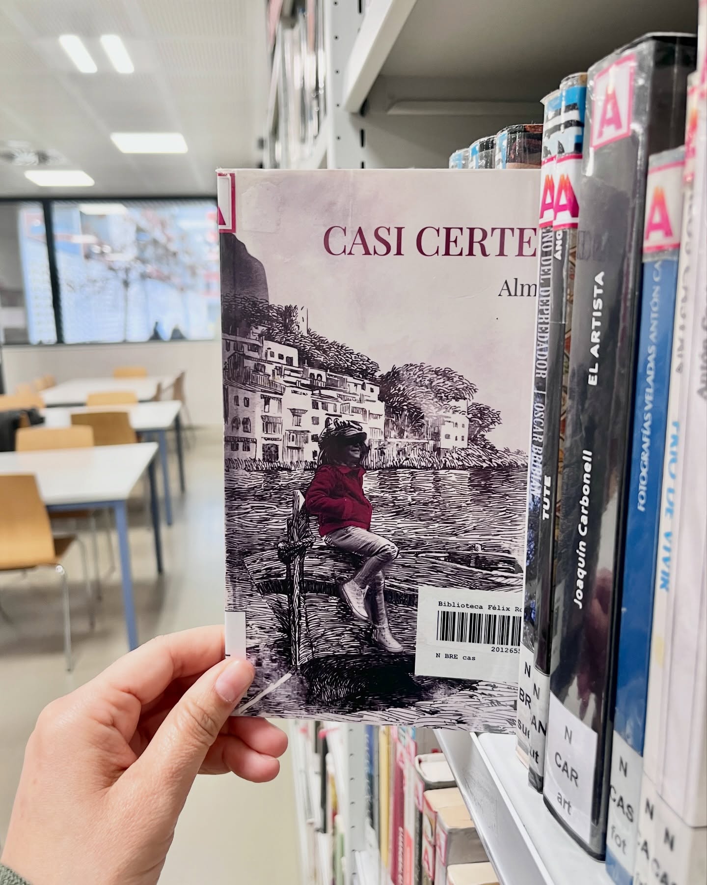 Buscarte, encontrarte, sonreír.
Suelo bucear dentro de mí, observo sentimientos, analizo sensaciones, sobrepienso. 🤯
A veces, también me busco fuera. Busco mis libros en bibliotecas y librerías, en escaparates... Cuando los veo expuestos me hace extrañamente feliz, me cercioro de que están arropados, bien cuidados, al alcance de cualquier persona que quiera acariciar mis palabras, desentrañarlas.
Me gusta pensar que en un momento que desconozco, confluirán nuestras mentes: el lector recogerá mis letras en sus ojos, las procesará en su cabeza del mismo modo que yo lo hice justo antes de volcarlas en una libreta o a un teclado. Y entonces, solo entonces, surgirá la magia: nos habremos encontrado. ✨
Si me lees y quieres contármelo, estaré encantada de escucharte.
📩 almubree@gmail.com
