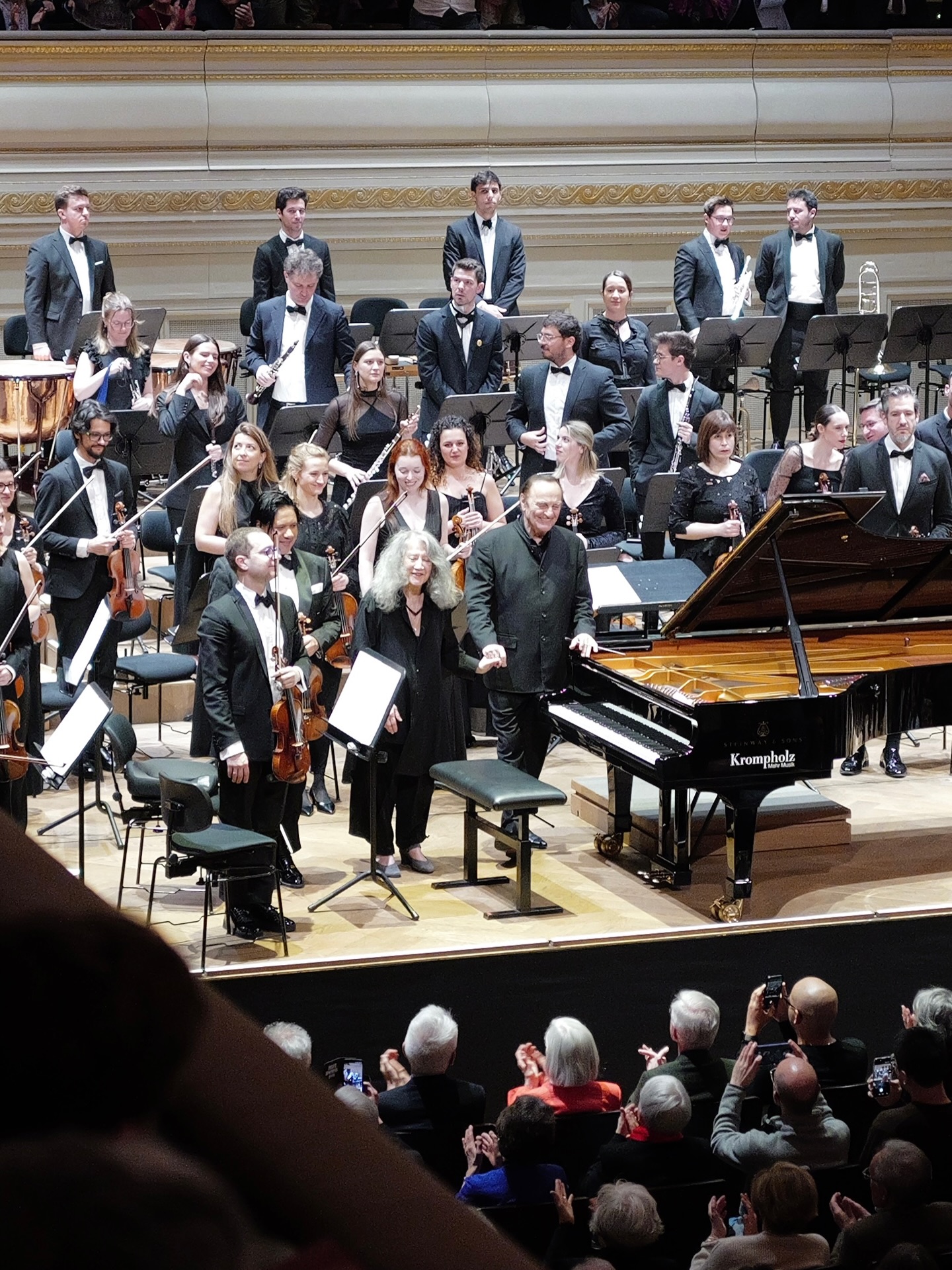 Eine musikalische Freundschaft, die alle Erwartungen übertrifft: Am 27. Februar 2026 verzauberten @marthaargerichpiano und @charlesdutoitofficial zusammen mit @europeanphilharmonic das Publikum des @meisterzyklus im ausverkauften @casino_bern mit Werken von Debussy, Ravel und Rimsky-Korsakov.