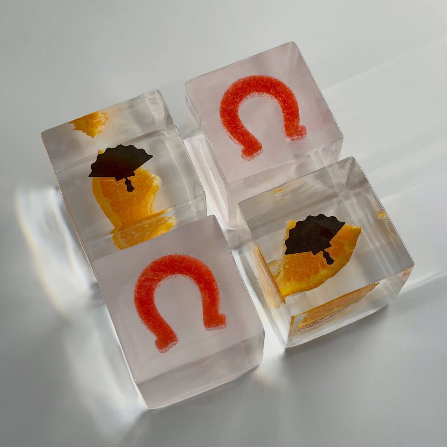 Custom cubes commissioned for @thisisfanbod 🪭 by @maison_lyons & @joostjanszen
Logo & Mandarin Slice Inclusions and Red Snowfill cubes
#clearice #bespokeice #event #cocktails #ice