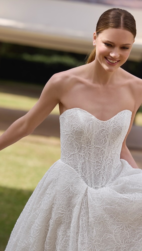 Pronovias Assou 👰♀️
This lace is one of the most stunning laces ever.
The dress features a dropped basque waist with plenty of corsetry and support to make you feel super snatched and the pleated skirt and accentuated hips add to the hourglass silhouette that this dress creates.
#laceweddingdress #pronoviasweddingdress #basquewaist #weddingdress #bridalinspo
