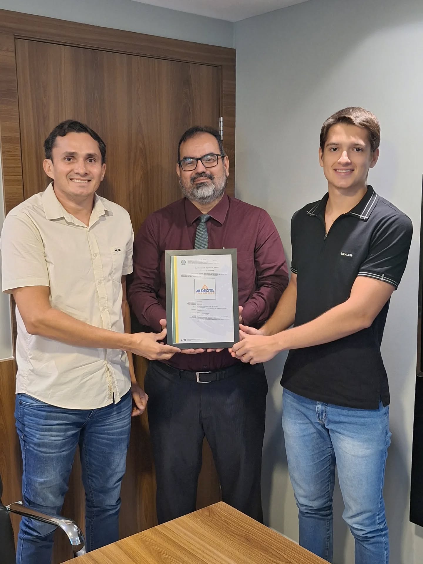 Entregamos hoje o certificado de registro de decênio da marca ALDEOTA LOCAÇÕES, que conta com proteção oficial®️ na classe 37 junto ao INPI - Instituto Nacional da Propriedade Industrial.
Na Aldeota Locações, você encontra os equipamentos certos para garantir segurança, eficiência e tranquilidade em cada etapa da sua construção.
Quem quiser conhecer mais, basta acessar suas redes sociais: @aldeota_locacoes
Agradecemos ao Emídio Neto e Wilker Dantas que gentilmente depositaram confiança em nosso trabalho e desejamos muito sucesso.
⠀⠀
#marcasepatentes #marcas #patentes