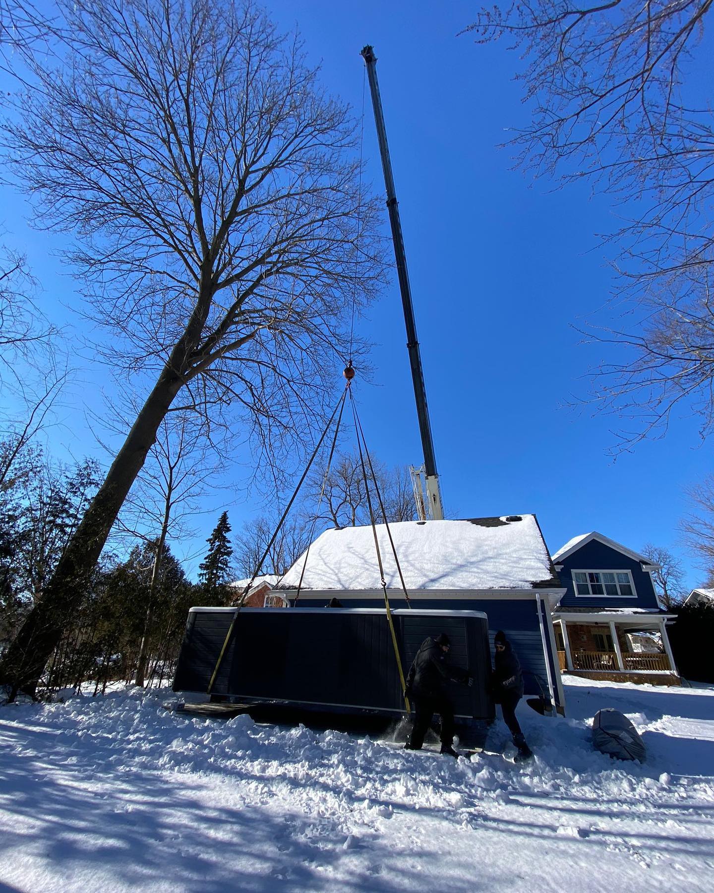 #ProjectUnionville Swim spa being craned over to the backyards concrete pad. Stay tuned as we will back in the spring of 2022 to wrap up this exterior project. Designed and built by @Bryansremodelling #Reno #Remodel #Remodelling #6ix #Toronto #Markham #YorkRegion #PeelRegion #RichmondHill #Vaughan #Thornhill #Whitby #Aurora #NewMarket #Hamilton #Halton #Ontario #Canada #Shower #Tiles #Marble #Quartz #Granite #Benjaminmore #Sherwinwilliams #Painter #Kitchen #InteriorDesign #Designer